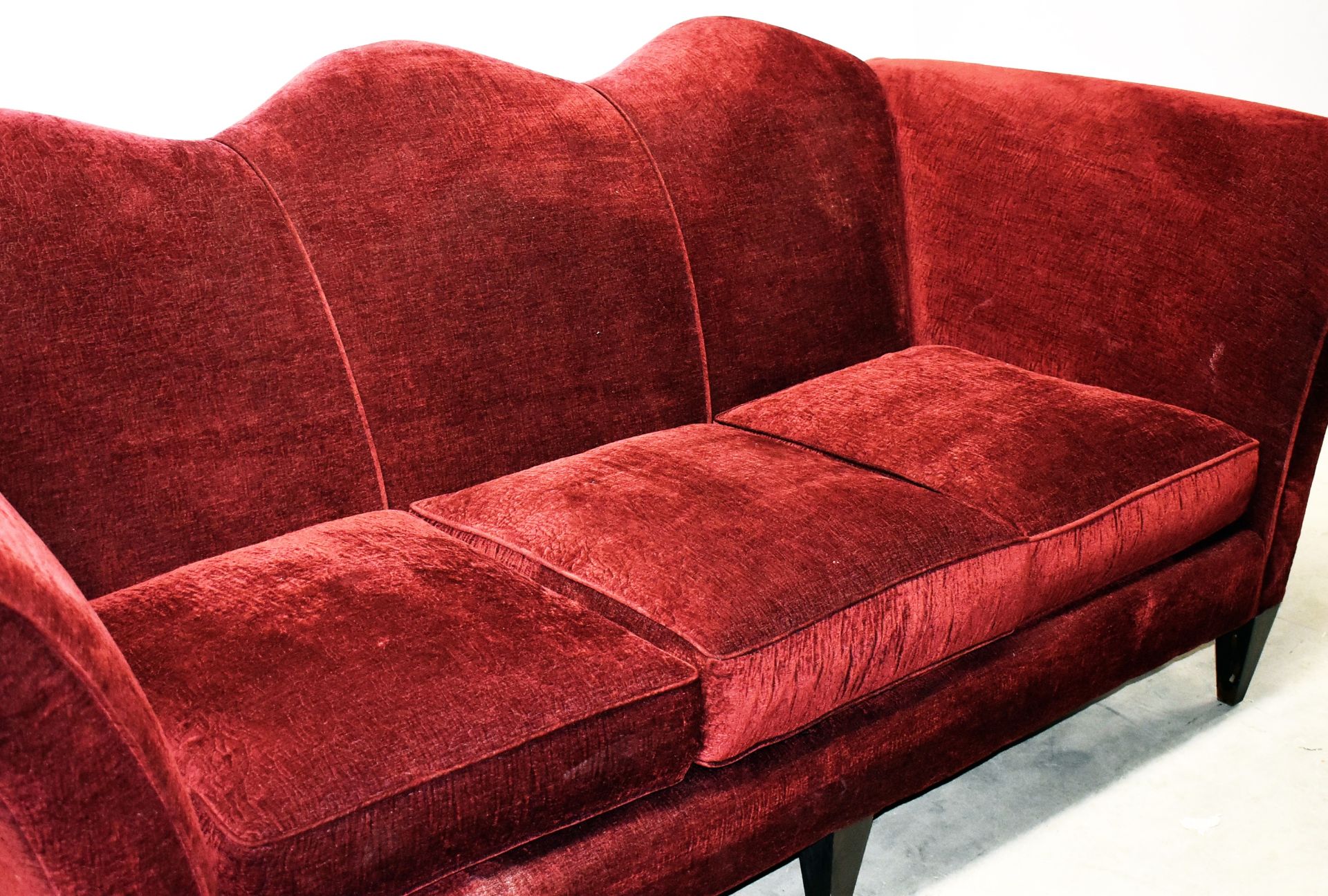 1 x DONGHIA John Hutton Red Velvet 3 Seater Sofa With Rolled Arms & Scallop Back & Wooden Legs - Image 9 of 9