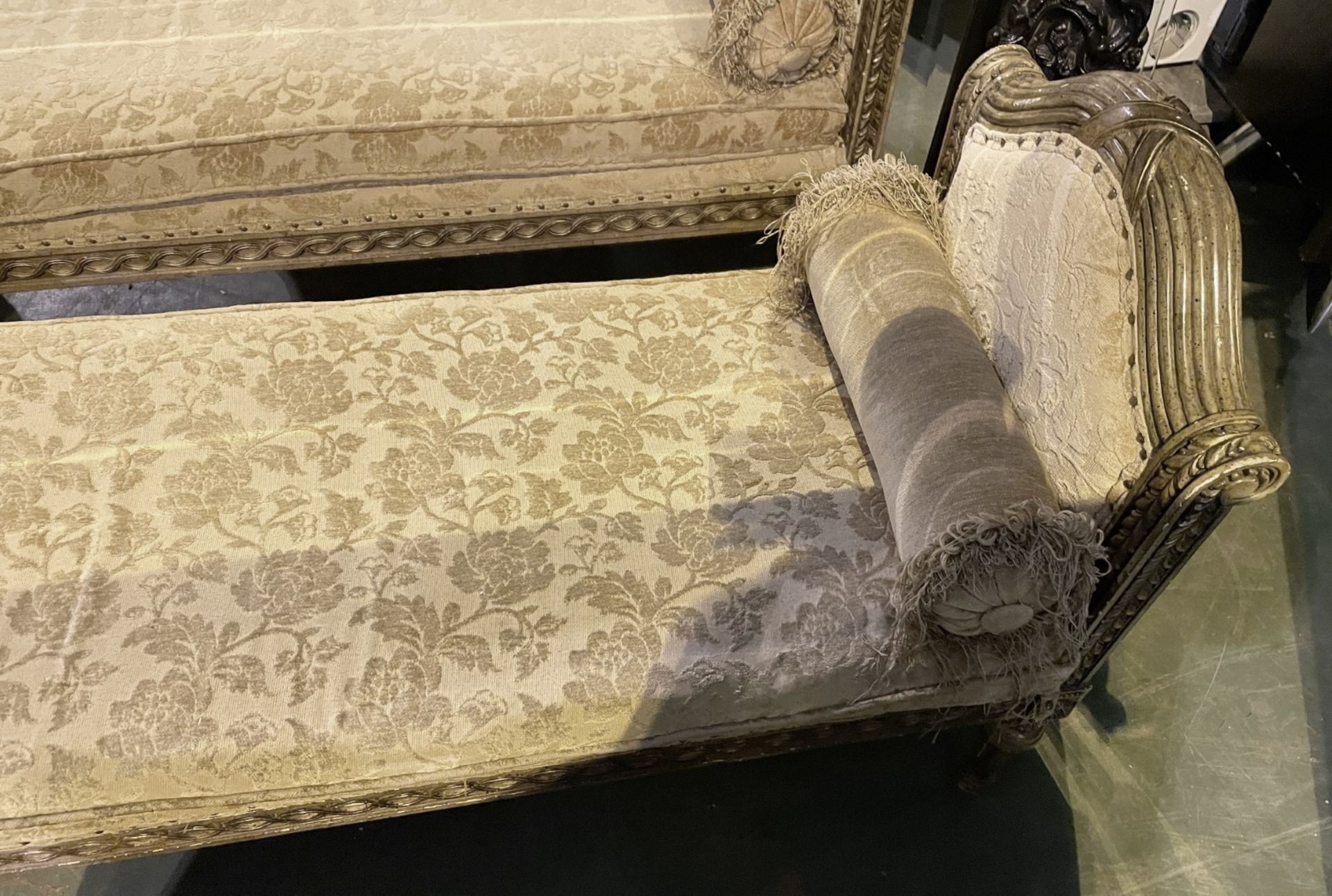 1 x Ornate And Beautifully Covered Chaise Longue With Roll Cushion - Approx 150X50X80Cm - Image 8 of 11