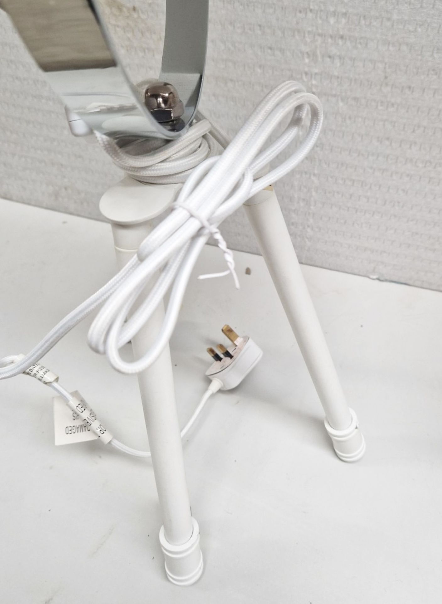 1 x Tripod Floor Lamp In White With Extendable Legs And Steel Handle - Image 3 of 4