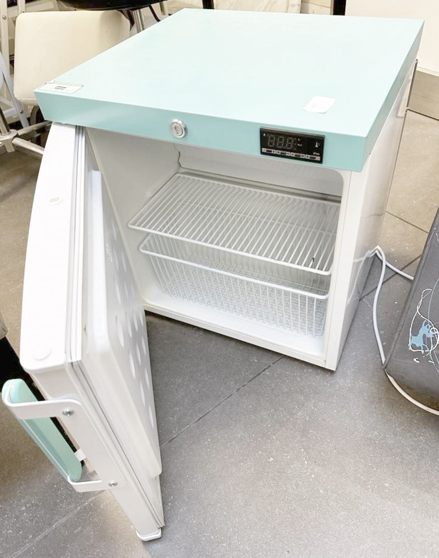 1 x LEC Under-counter Medical Fridge - From An Award-winning Chelsea Hair Salon - Ref: 000 - CL828 - Image 3 of 3