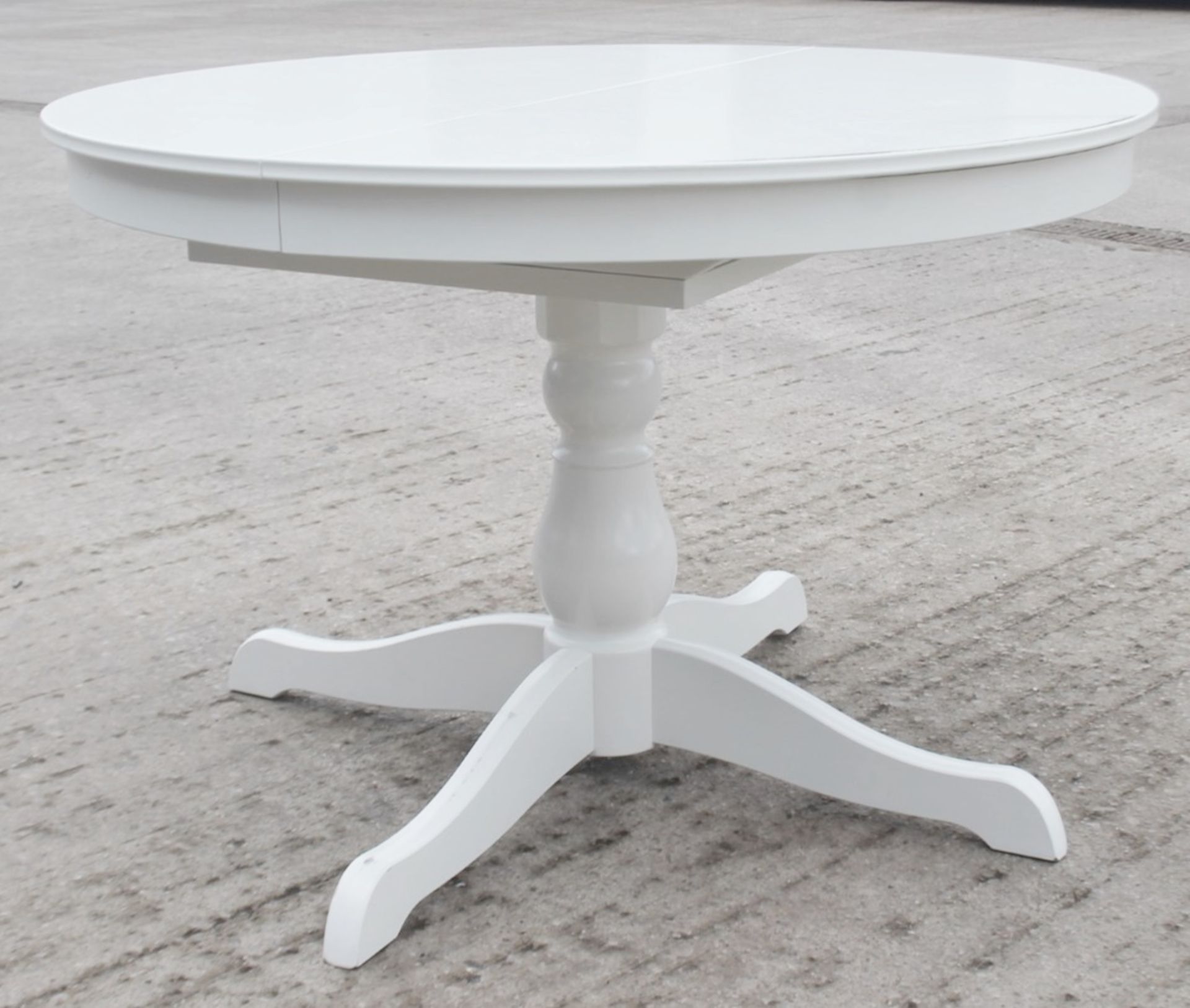 1 x Round Extending Wooden Table In White - Recently Relocated From An Exclusive Property - Ref: - Image 5 of 5