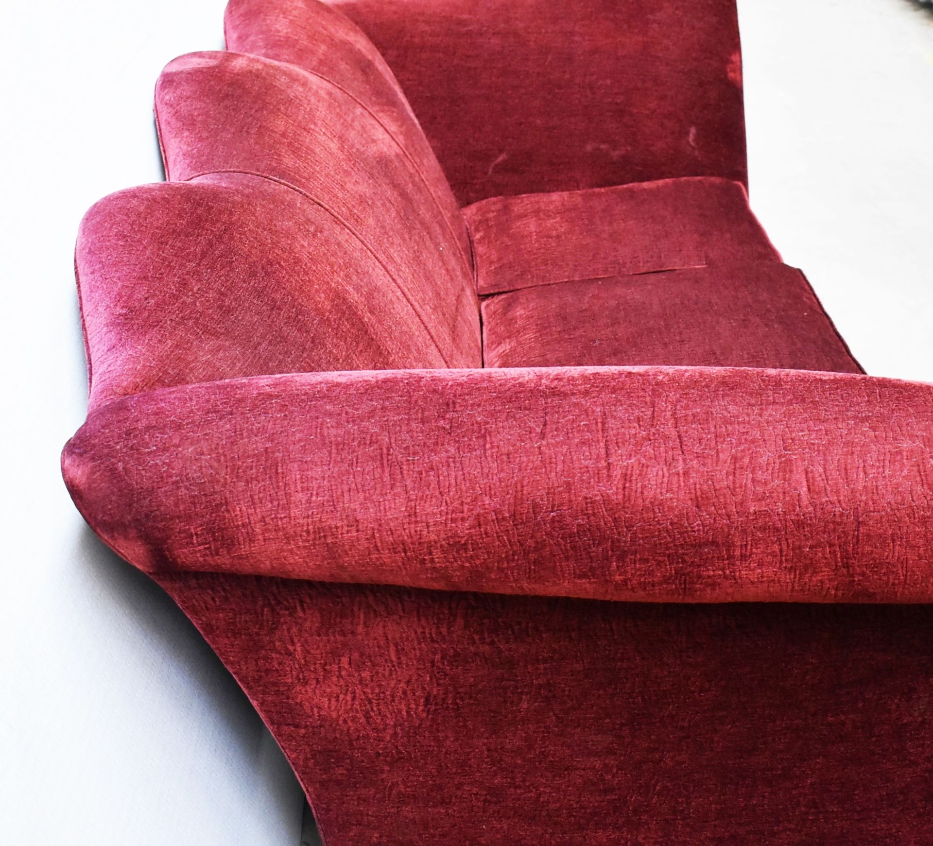 1 x DONGHIA John Hutton Red Velvet 3 Seater Sofa With Rolled Arms & Scallop Back & Wooden Legs - Image 3 of 9