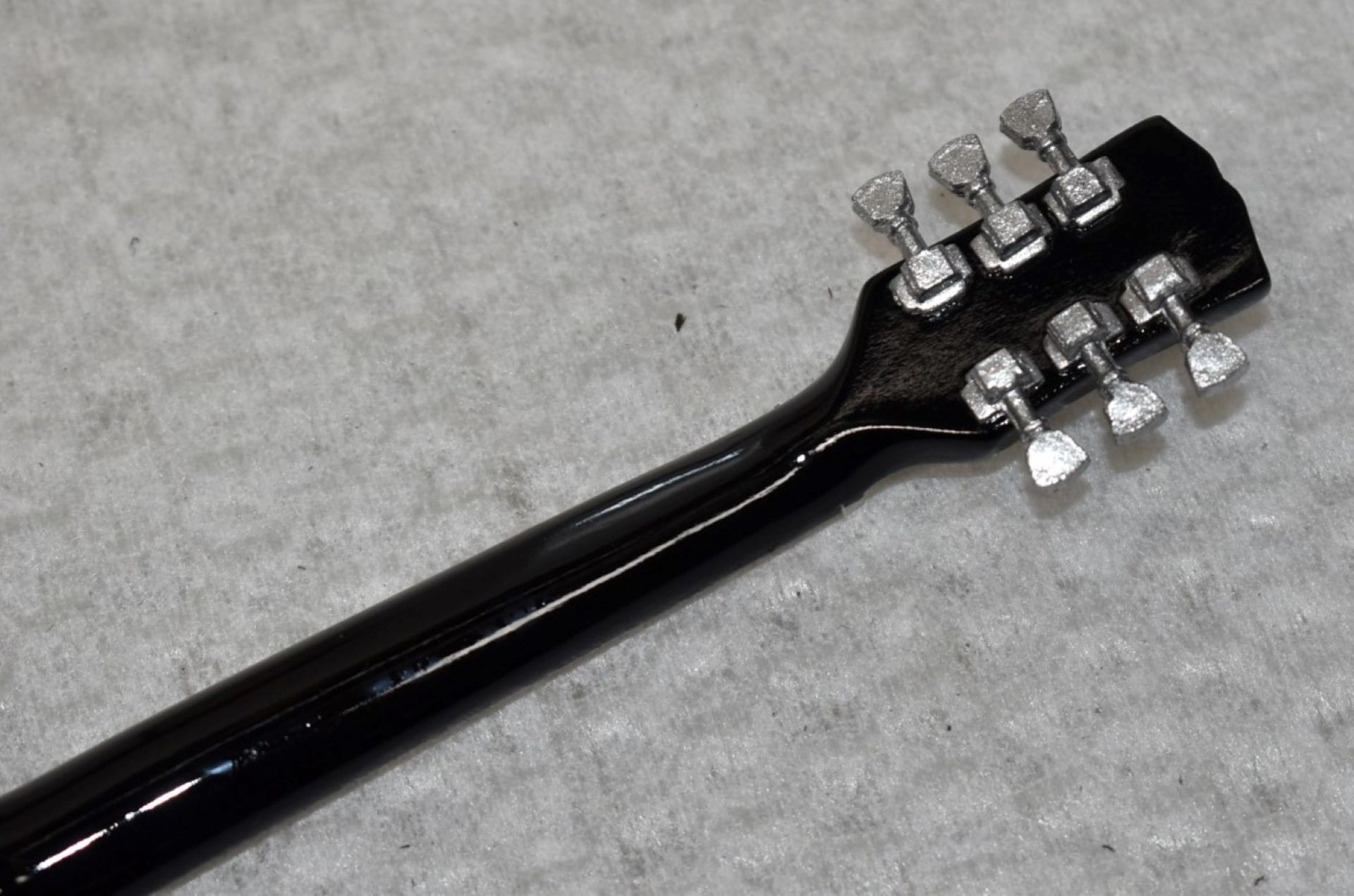 1 x Miniature Hand Made Guitar - Elvis Presley Black Gibson Acoustic Guitar - New & Unused - RRP £ - Image 6 of 7