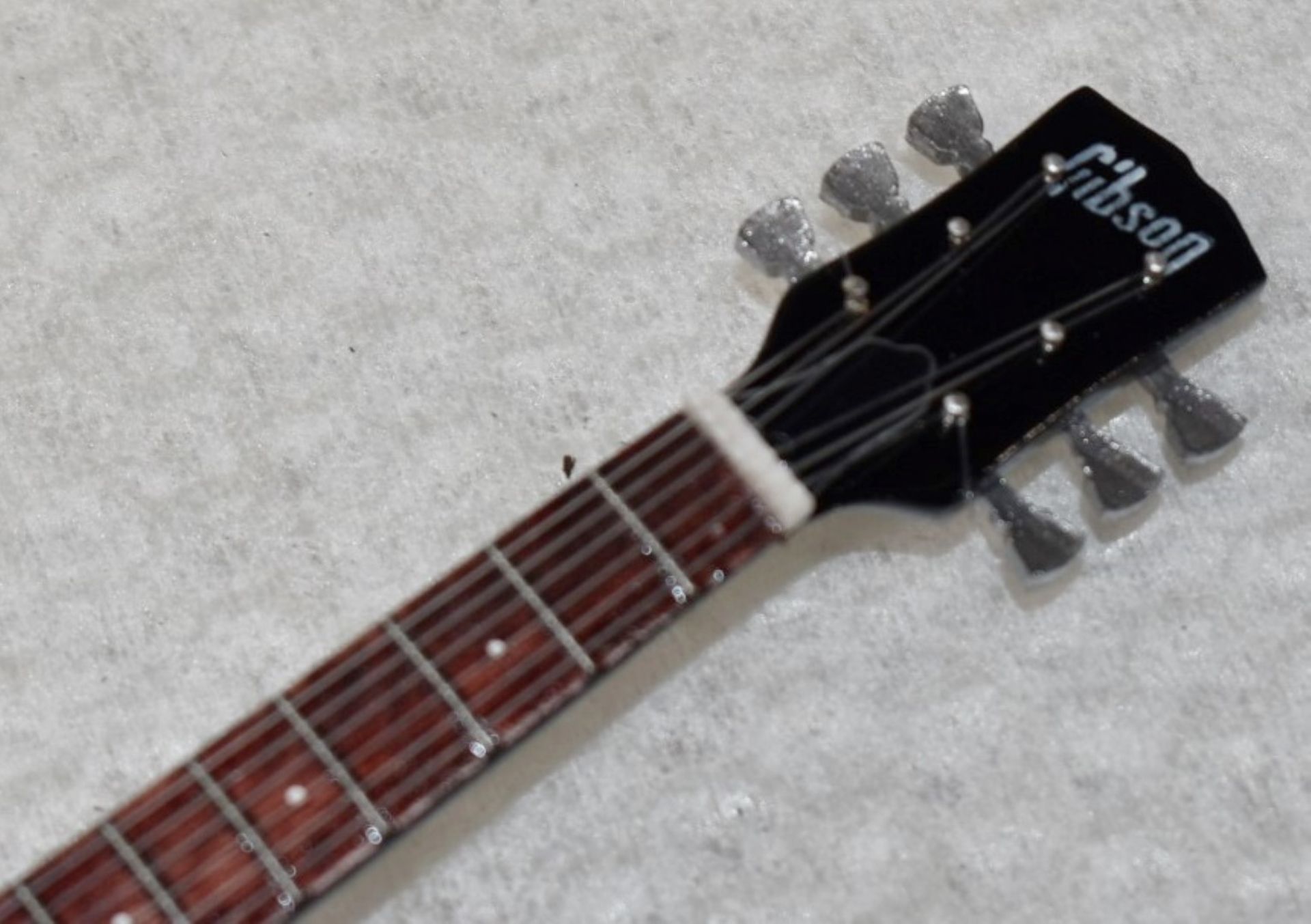 1 x Miniature Hand Made Guitar - Elvis Presley Black Gibson Acoustic Guitar - New & Unused - RRP £ - Image 5 of 7