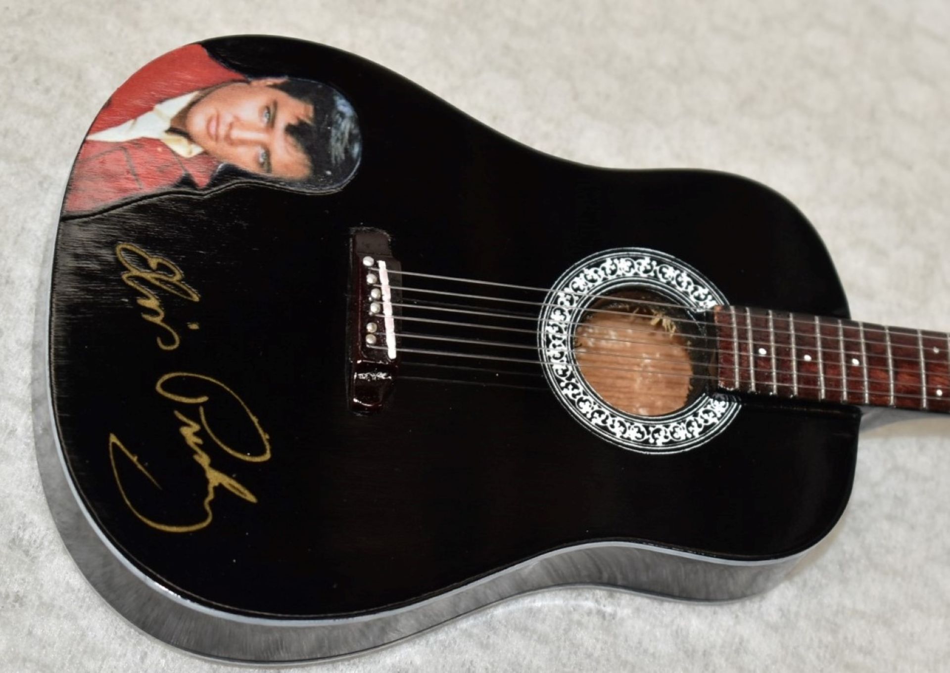 1 x Miniature Hand Made Guitar - Elvis Presley Black Gibson Acoustic Guitar - New & Unused - RRP £ - Image 4 of 7