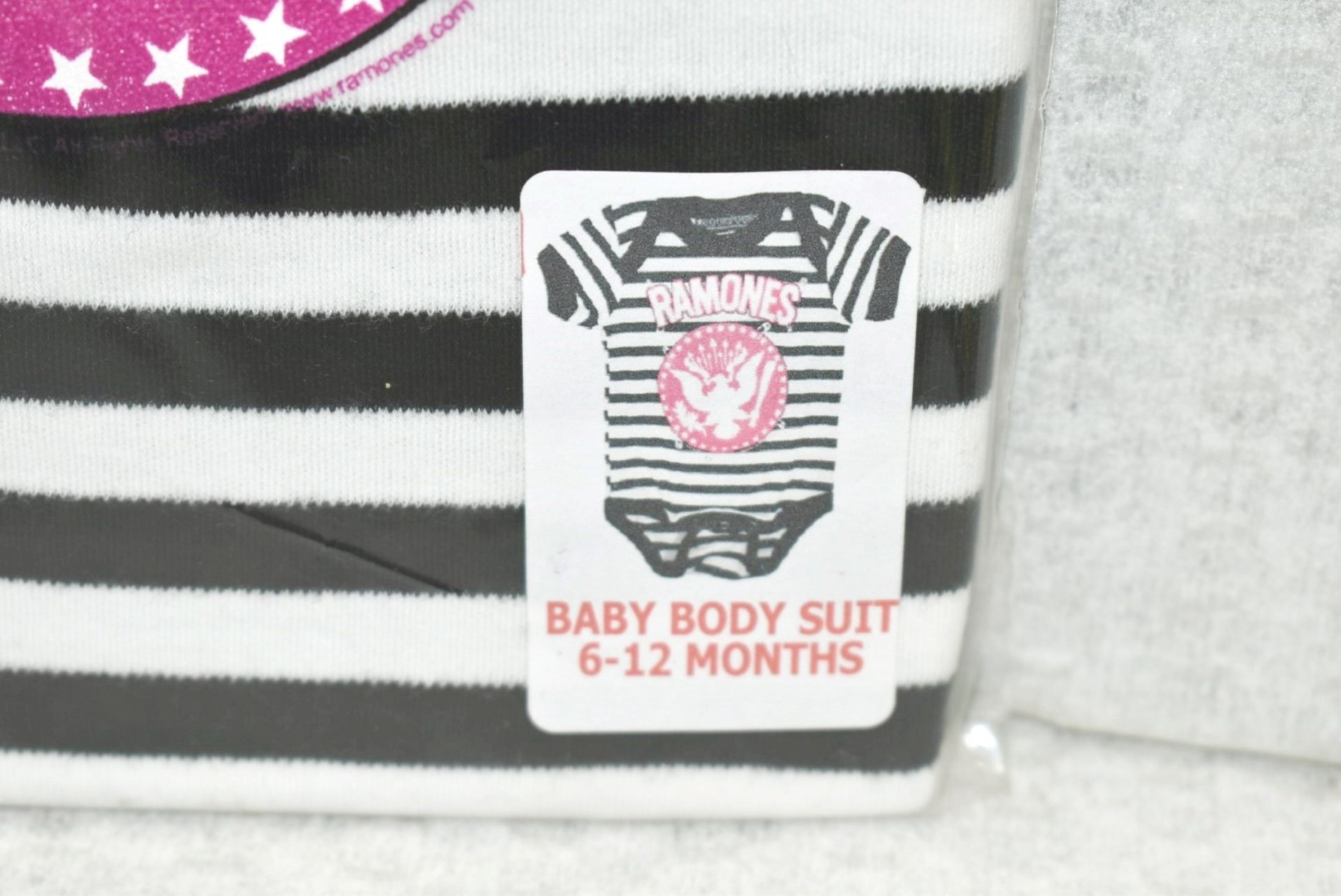 4 x Assorted Baby Body Suits - Features Johnny Cash, Bob Marley and the Ramones - Size: 6 to 12 - Image 4 of 7