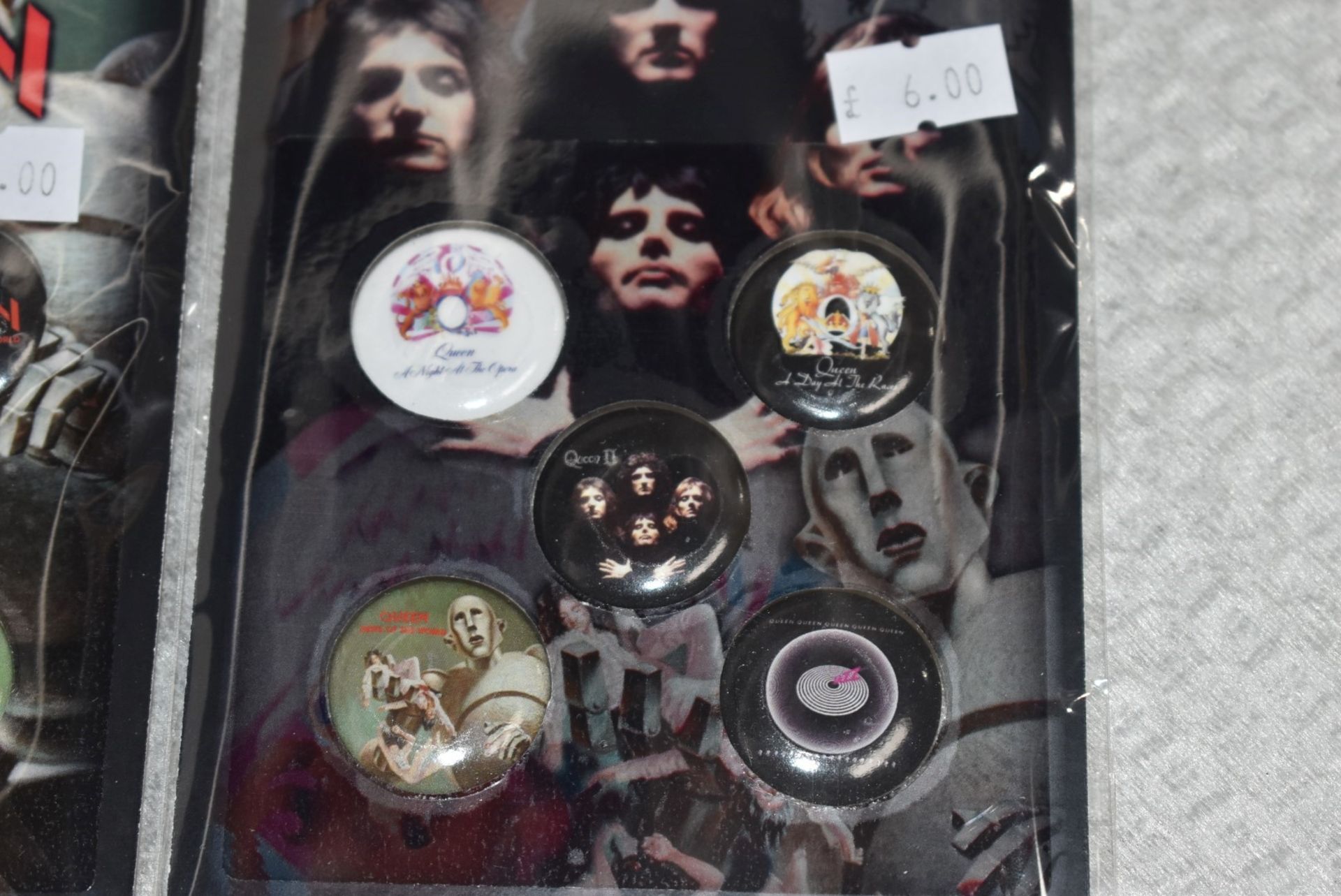 38 x Queen Button Badge Sets - Four Various Design Included - Five Badges Per Set - 190 x Badges in - Image 6 of 11