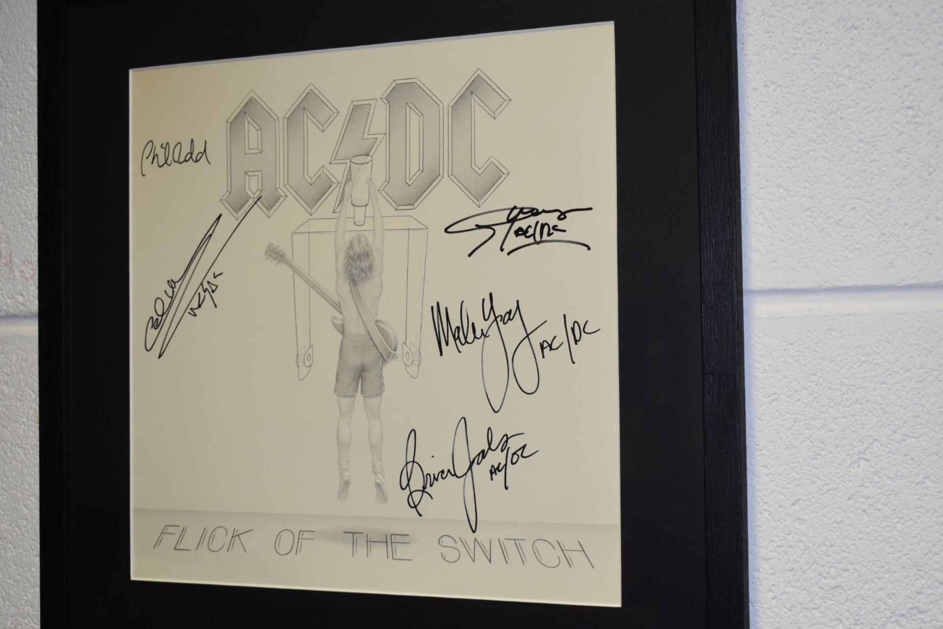 1 x Authentic AC/DC Autographs With COA - Flick of The Switch Album Cover Signed By Dave Evans, - Image 3 of 14