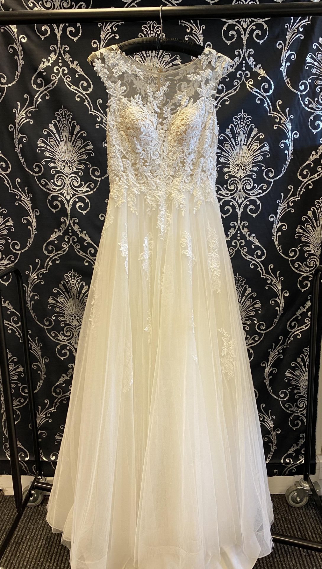 1 x PRONOVIAS Stunning Lace And Chiffon Full Skirted Designer Wedding Dress RRP £1,800 UK12 - Image 4 of 7
