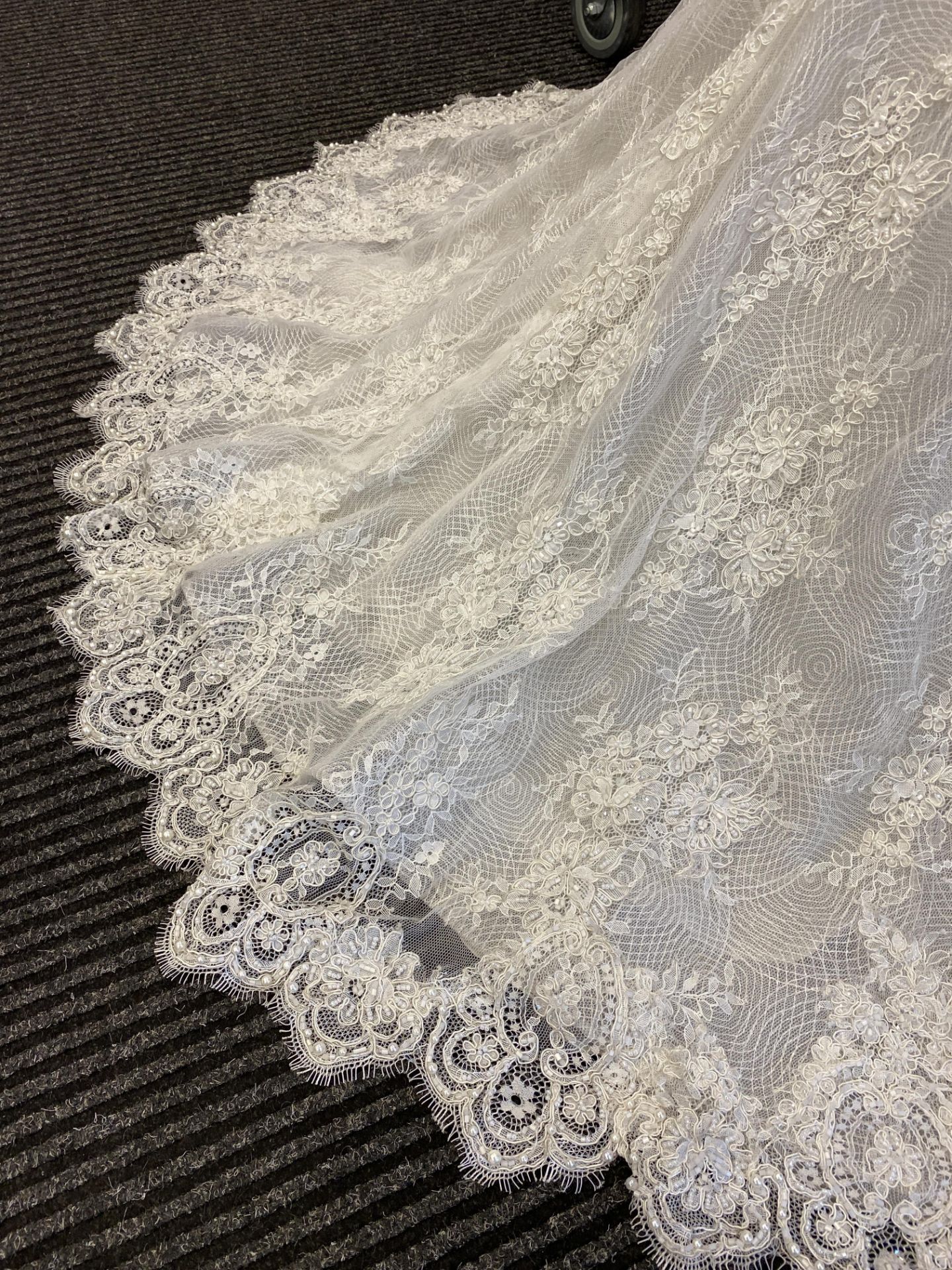 1 x LUSAN MANDONGUS 'Hamal' Pearl Beaded Lace Fishtail Designer Wedding Dress RRP £1,750 UK12 - Image 8 of 10