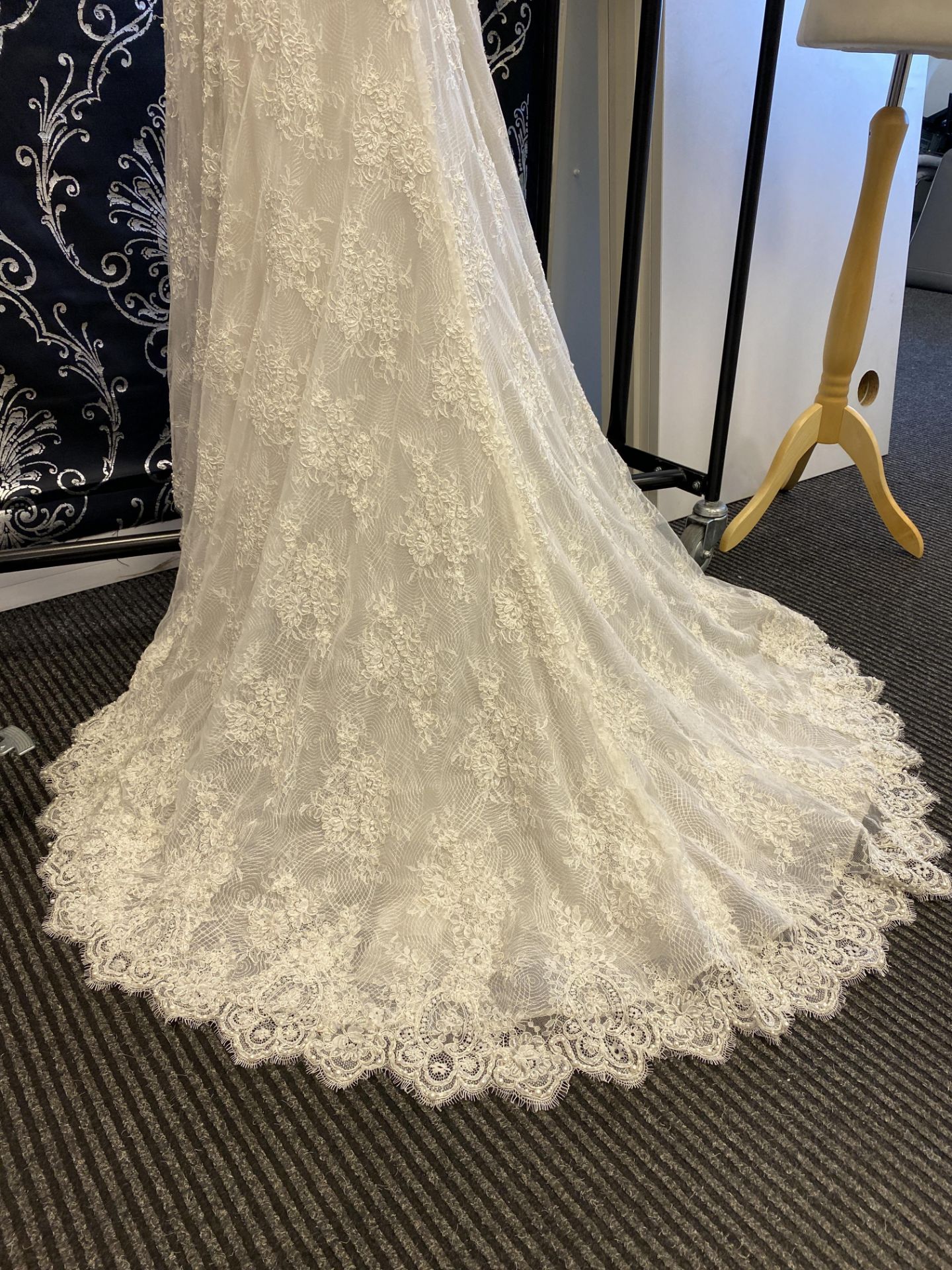 1 x LUSAN MANDONGUS 'Hamal' Pearl Beaded Lace Fishtail Designer Wedding Dress RRP £1,750 UK12 - Image 5 of 10