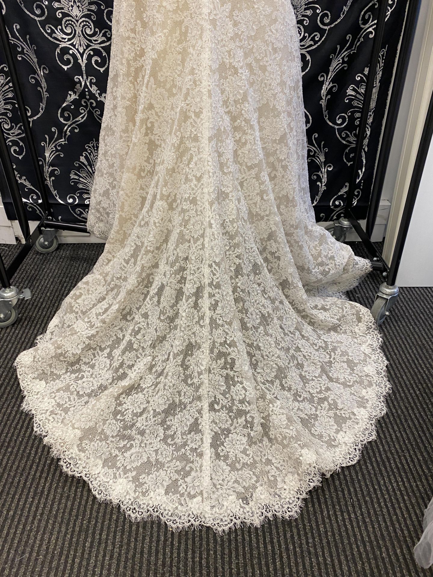 1 x ANNA SUL Y 'White Rose' Full Lace Mermaid Style Designer Wedding Dress RRP £1,250 - Image 8 of 11