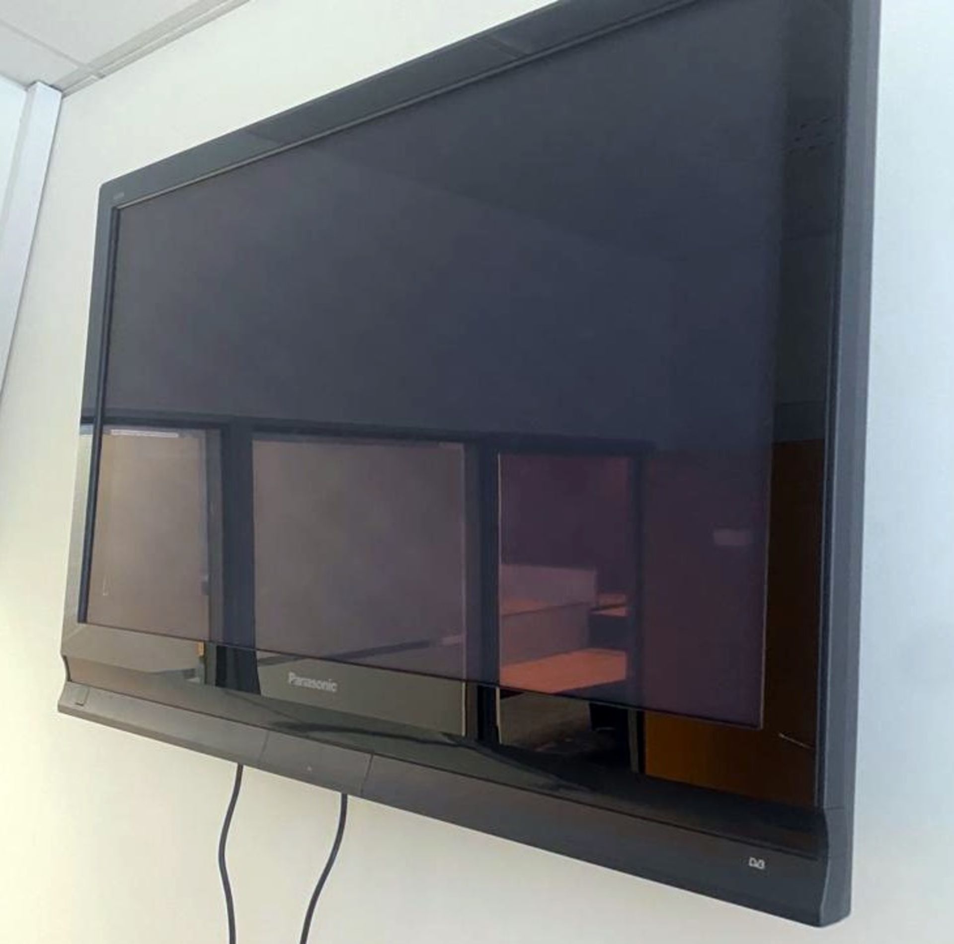 1 x Panasonic 42 Inch Flat Screen TV With Wall Mount - Ref: X125 - CL842 - Location: Crawley, RH10 - Bild 2 aus 3