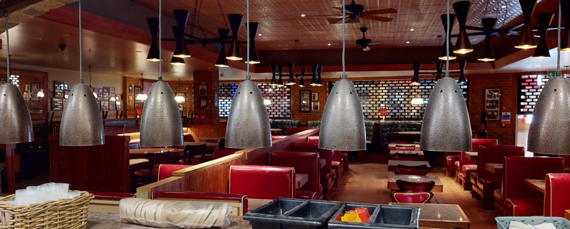 7 x Restaurant Food Warming Heat Lamps On A Curved Mounting Bracket, For Passthrough Server - Image 2 of 3