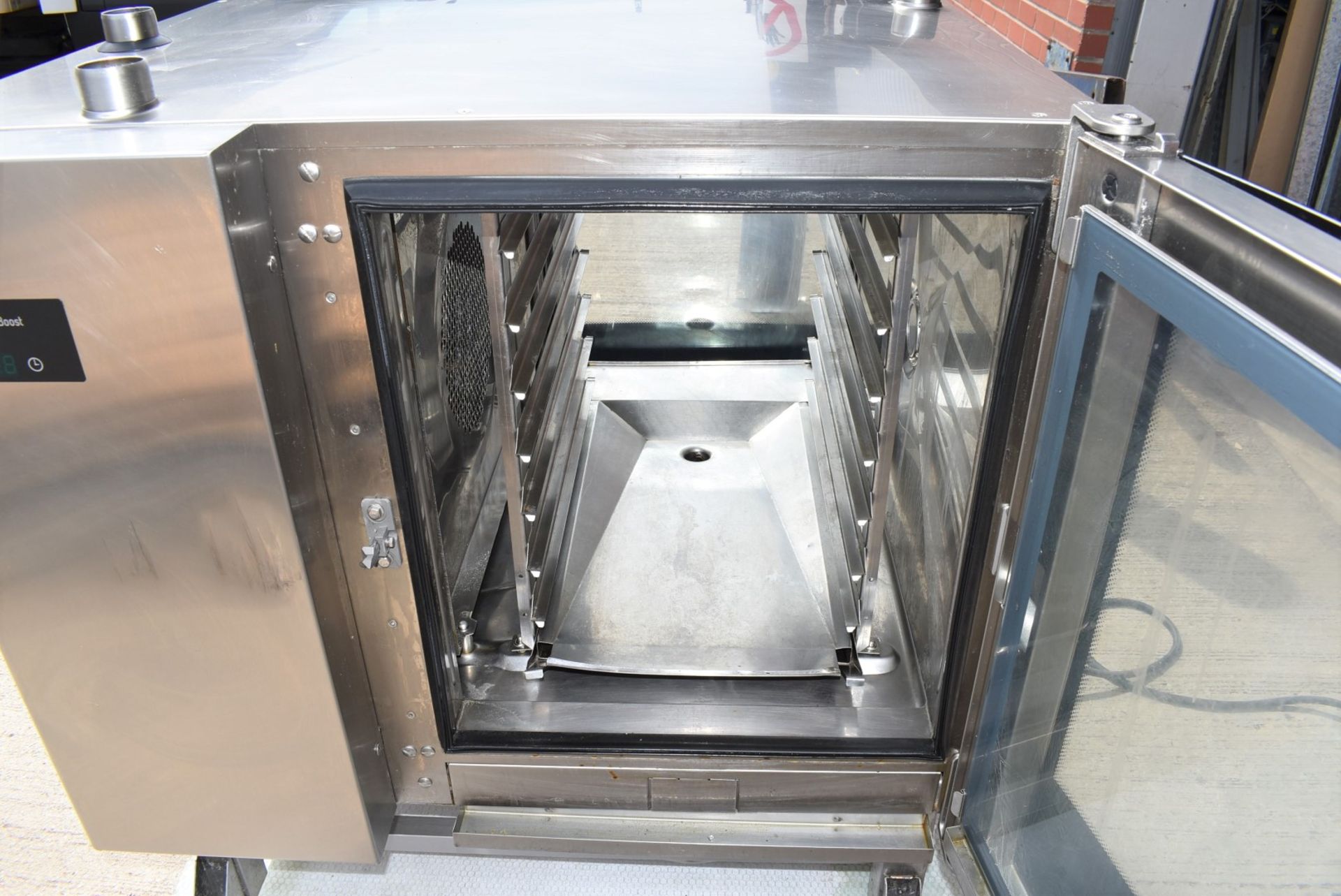 1 x Houno 6 Grid Electric Passthrough Door Combi Oven - 3 Phase With Pre-Set Cooking Options - Image 9 of 17