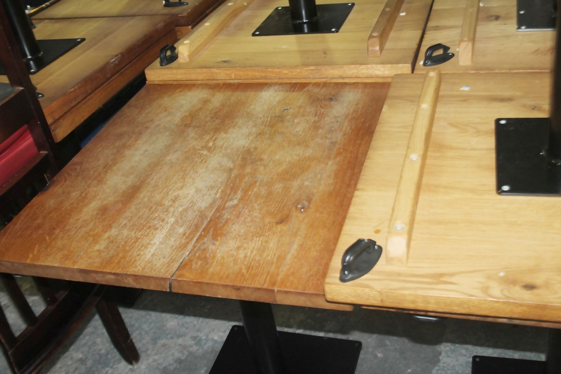 4 x Solid Oak Restaurant Dining Tables - Natural Rustic Knotty Oak Tops With Black Cast Iron Bases - Image 3 of 8