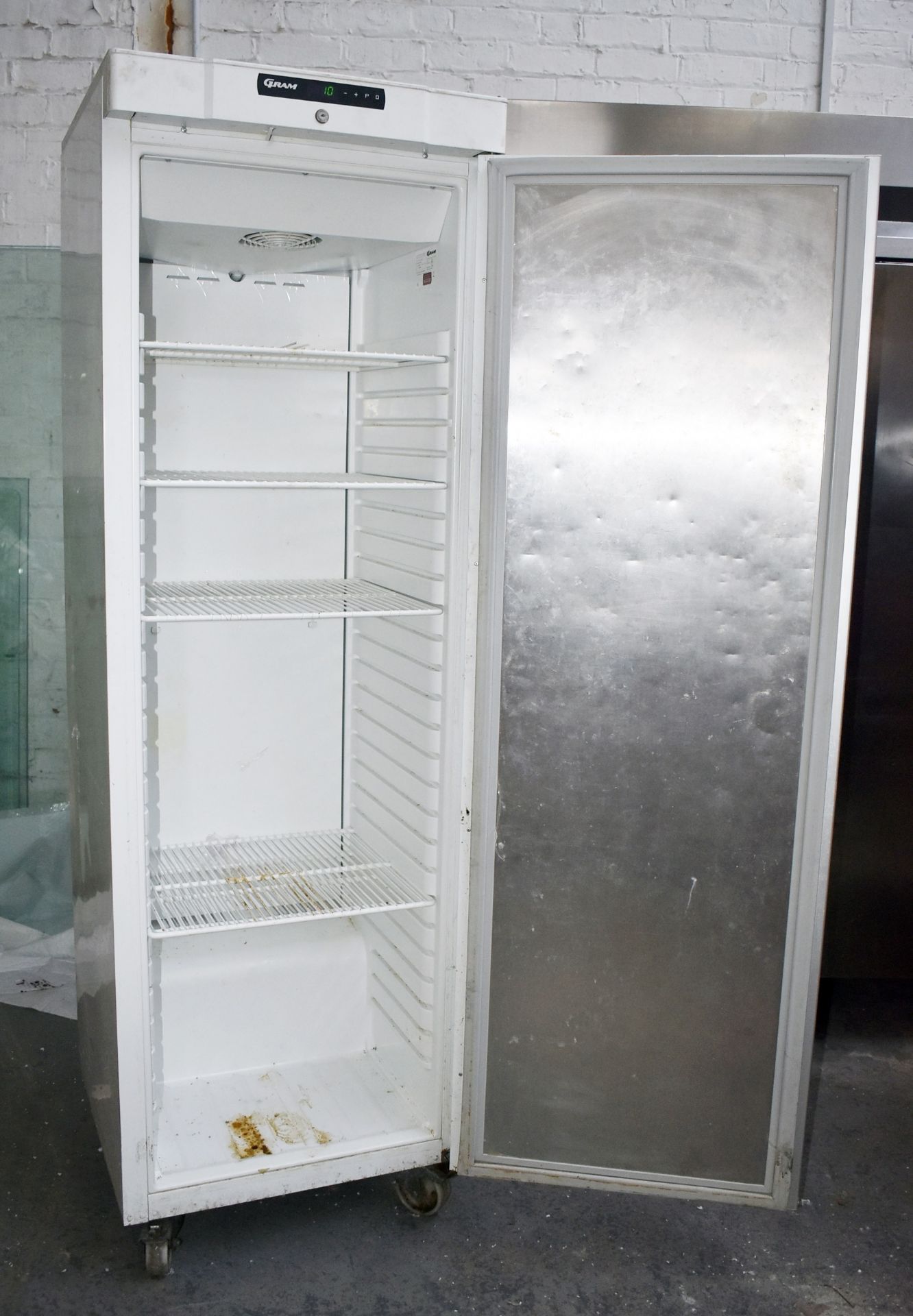 1 x Gram Single Door Commercial Upright Refrigerator - 359Ltr Capacity - Type: K 420 LG - Image 3 of 4