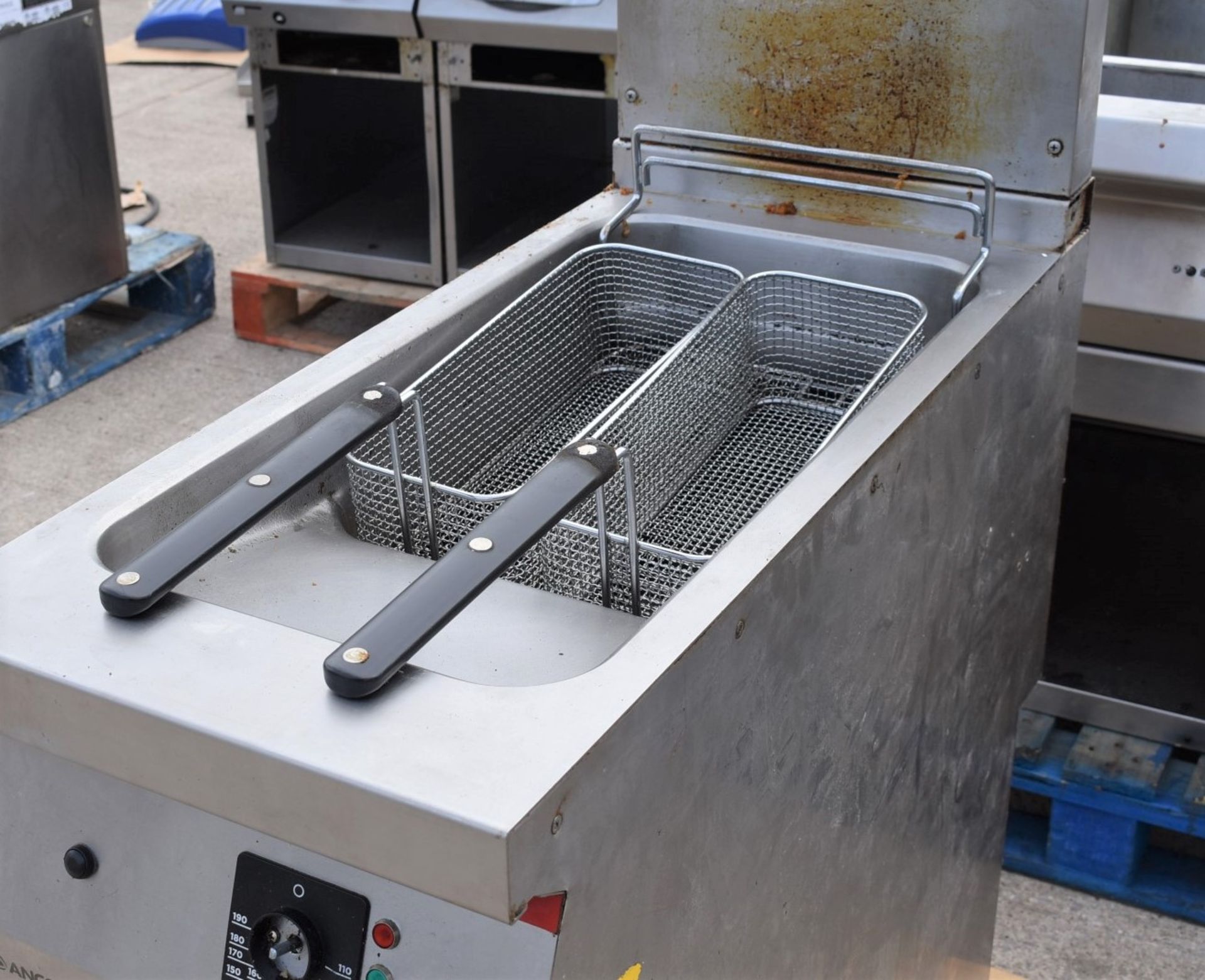1 x Angelo Po Single Tank Gas Fryer With Baskets - AISI 304 Stainless Steel Finish - Latest Design - Image 4 of 5