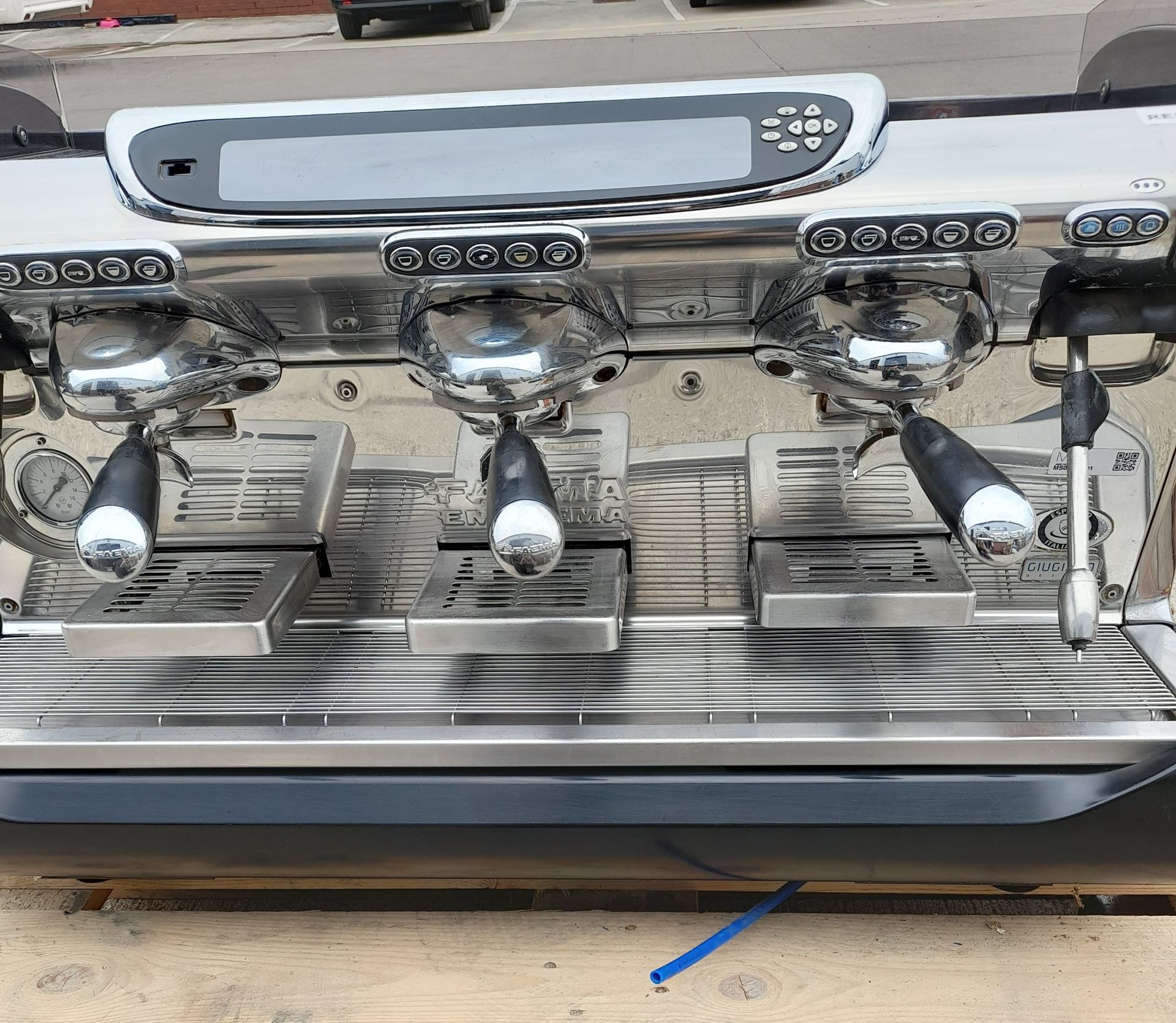 1 x Faema Emblema 3 Group Espresso Coffee Machine - 3 Phase Power - Stainless Steel Finish - Image 4 of 8