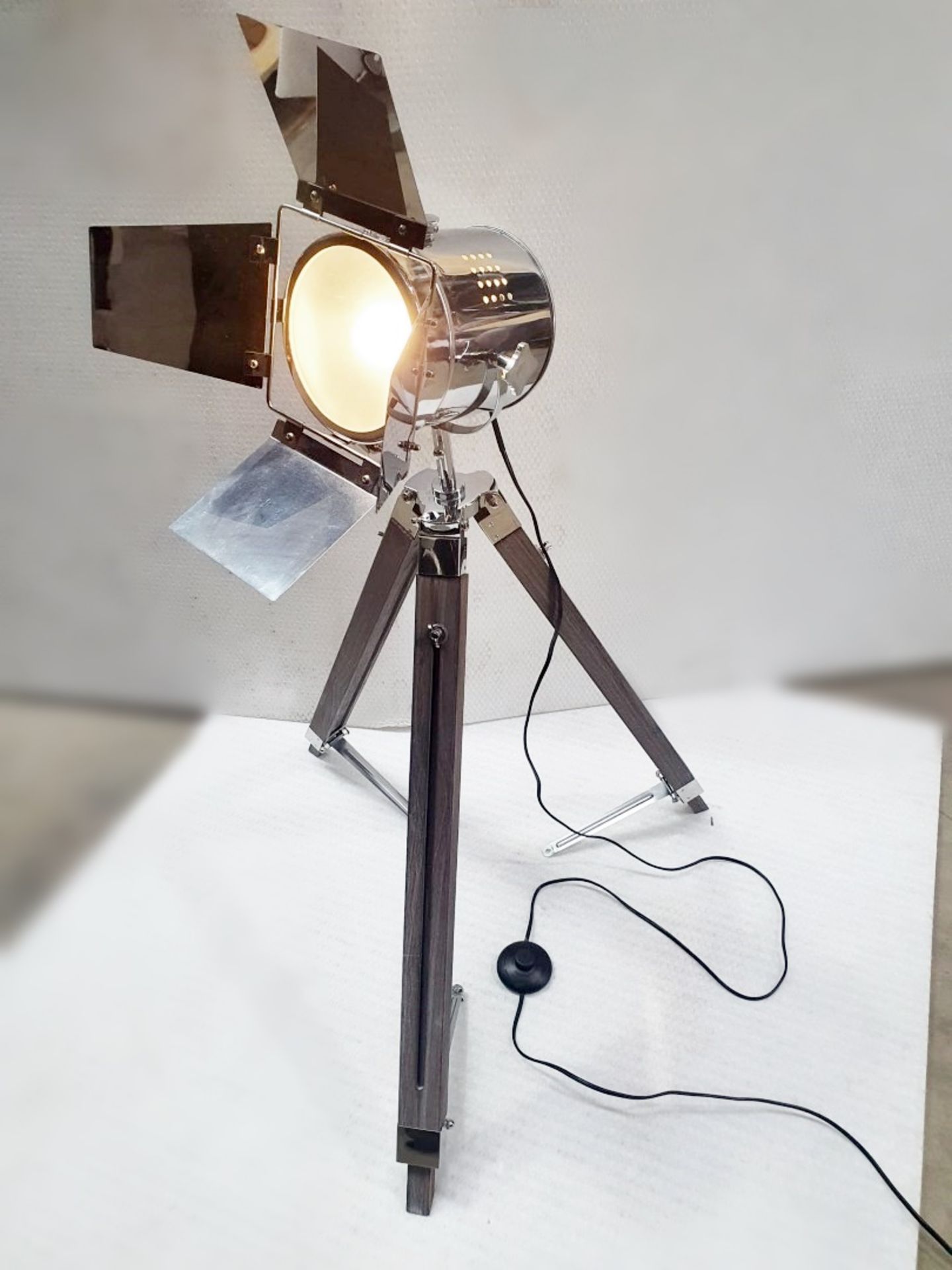 1 x Freestanding Spotlight Lamp With Wood Tripod - 90cm Tall - From An Exclusive Property - NO VAT - Image 5 of 5