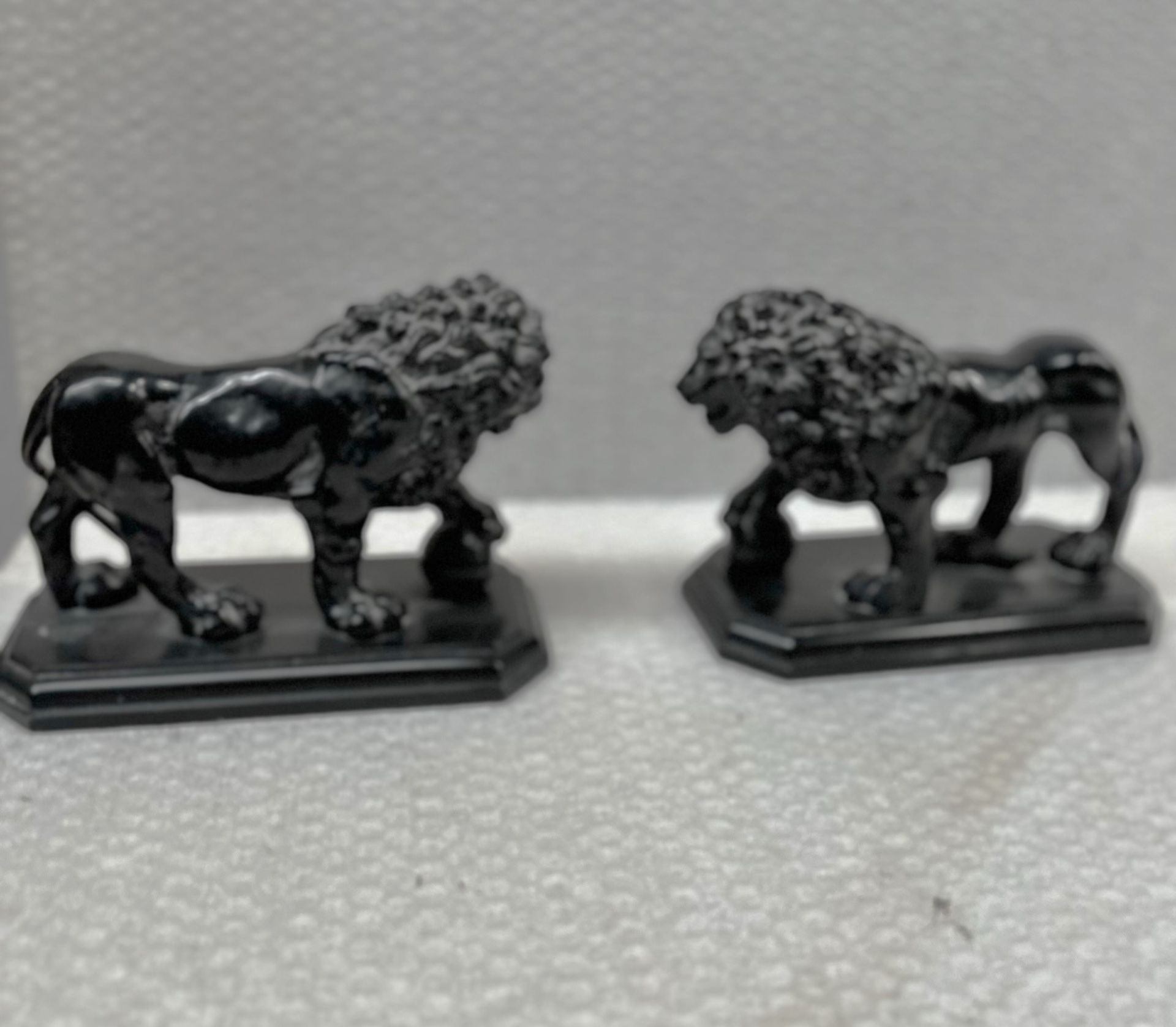 2 x Black Sleeping Lions Resin Bookends - Image 3 of 3
