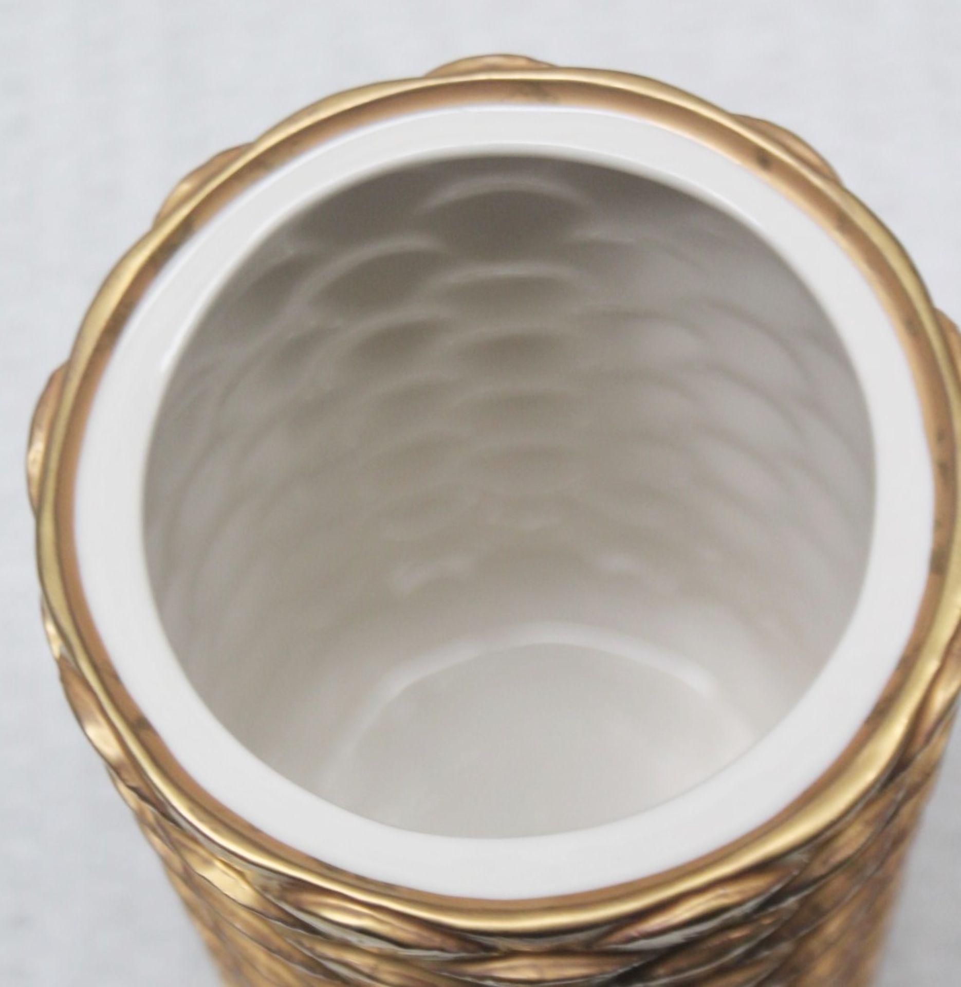1 x VILLARI 'Peacock' Opulent 24-karat Gold Decorated Porcelain Toilet Brush Holder - RRP £459.00 - Image 5 of 9