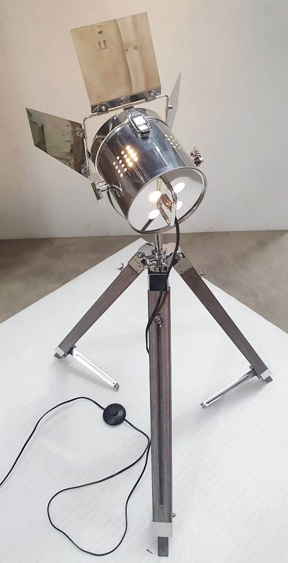 1 x Freestanding Spotlight Lamp With Wood Tripod - 90cm Tall - From An Exclusive Property - NO VAT - Image 4 of 5