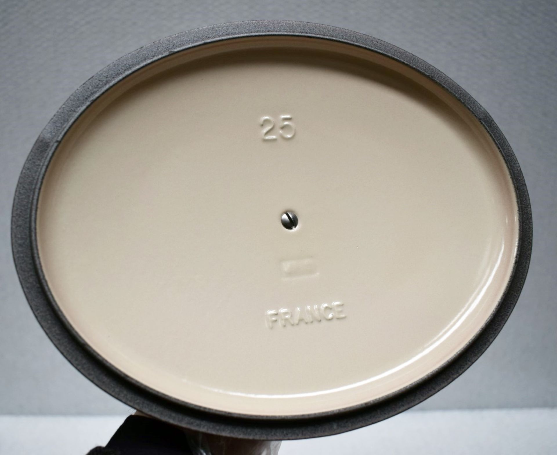 1 x LE CREUSET 'Signature' Enamelled Cast Iron 25cm Oval Casserole Dish In Cerise - RRP £235.00 - Image 11 of 11