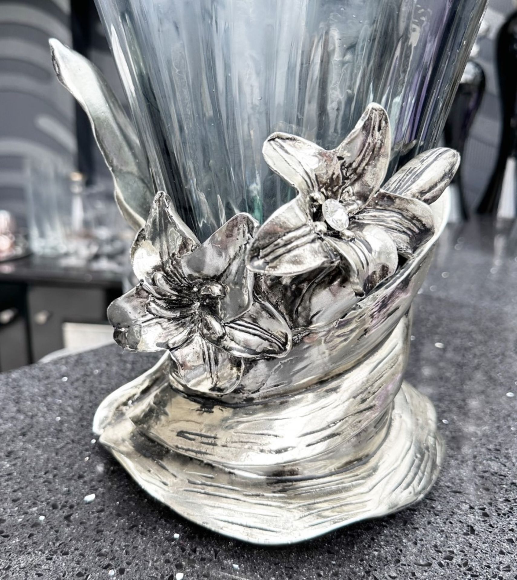 1 x Crystal Glass Vase With Floral Design Metal Base - Image 4 of 6