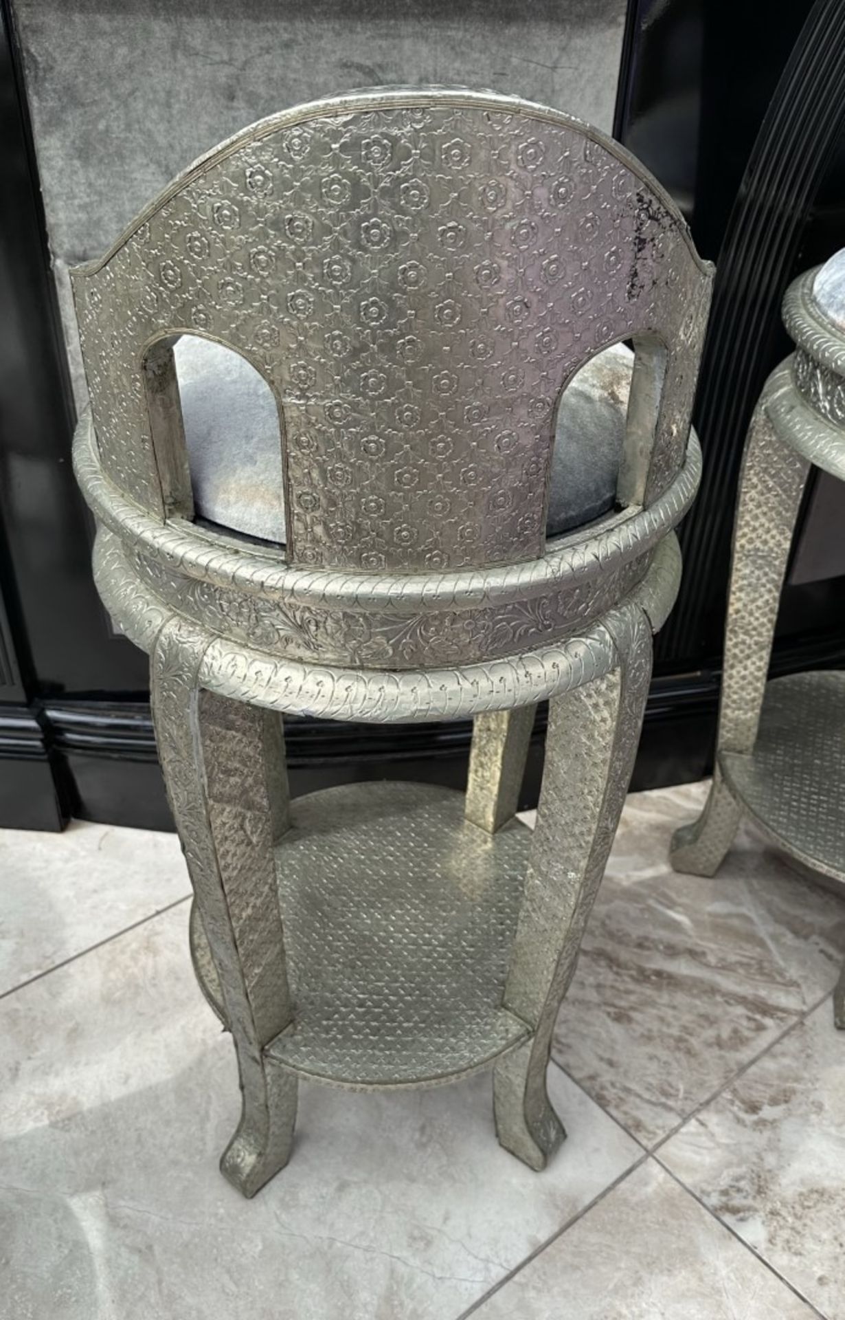 6 x Ornate Silver Tone Bar Stools With Grey Velvet Seat Pads - Image 10 of 16
