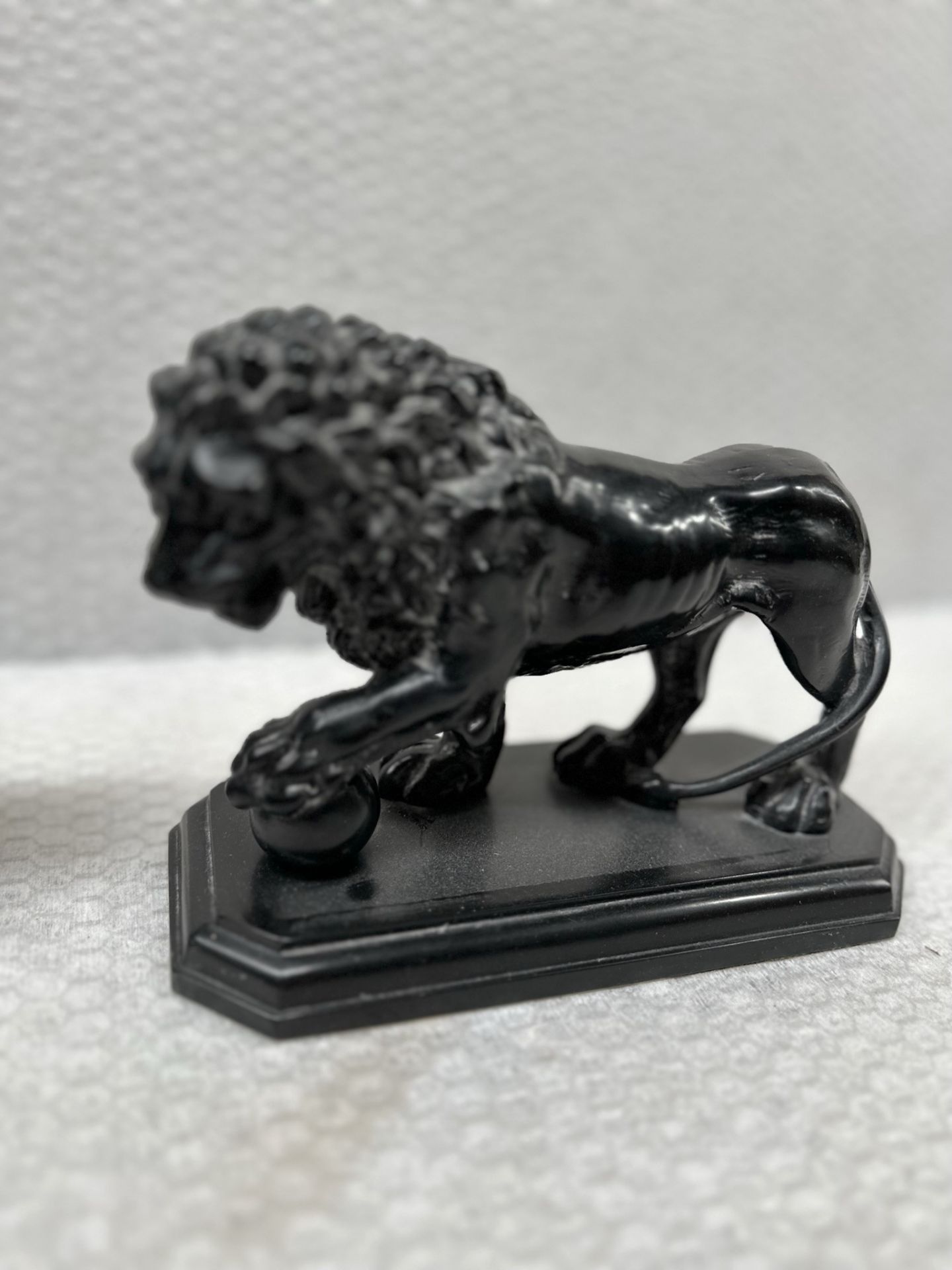2 x Black Sleeping Lions Resin Bookends - Image 2 of 3