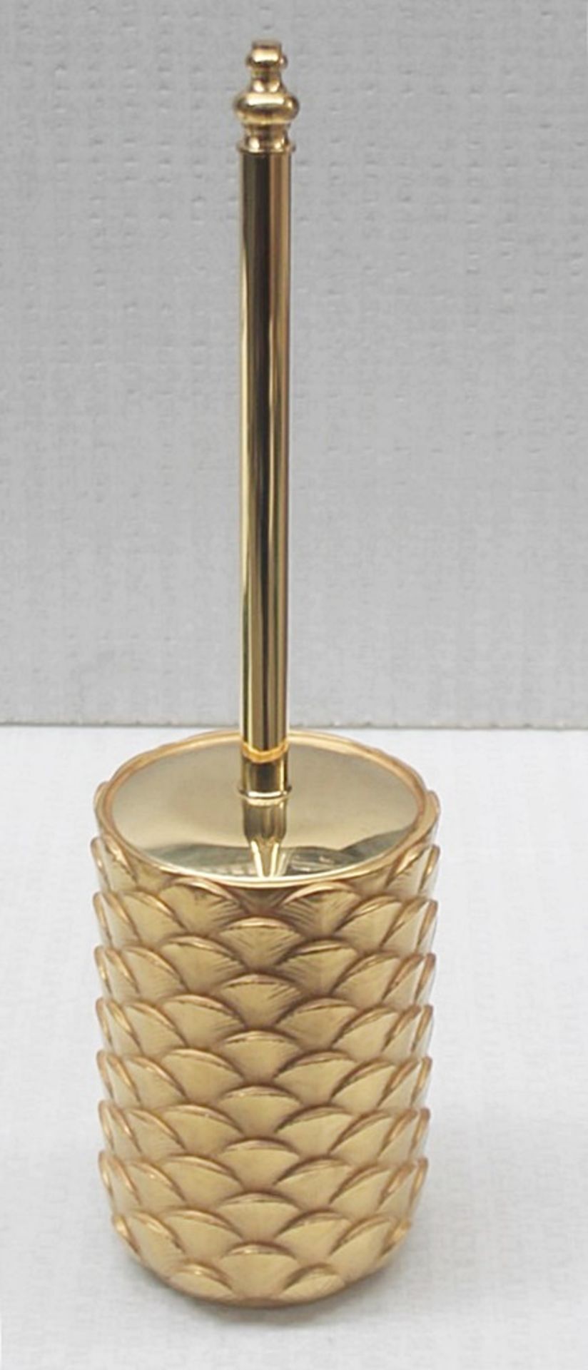 1 x VILLARI 'Peacock' Opulent 24-karat Gold Decorated Porcelain Toilet Brush Holder - RRP £459.00 - Image 3 of 9