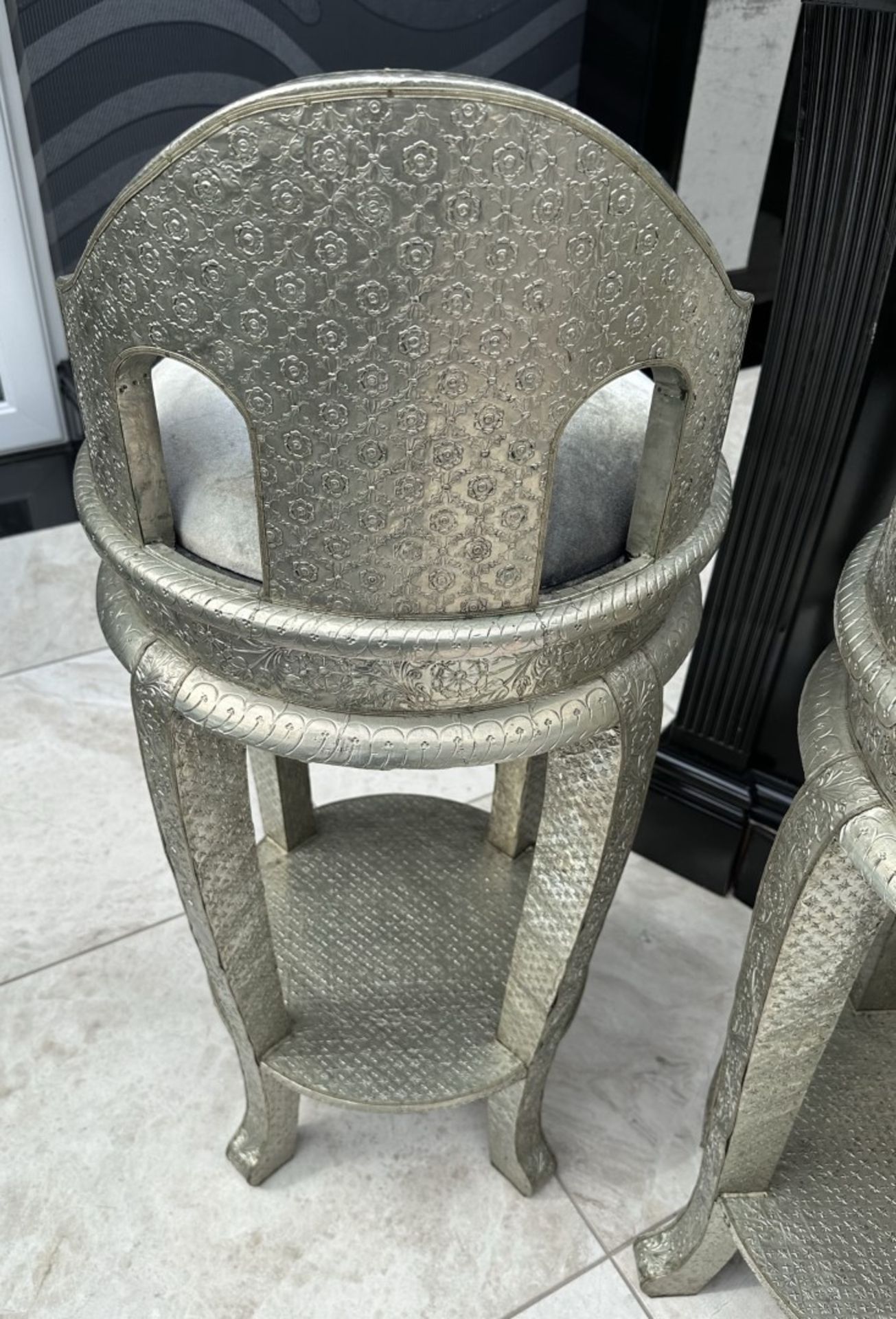 6 x Ornate Silver Tone Bar Stools With Grey Velvet Seat Pads - Image 4 of 16