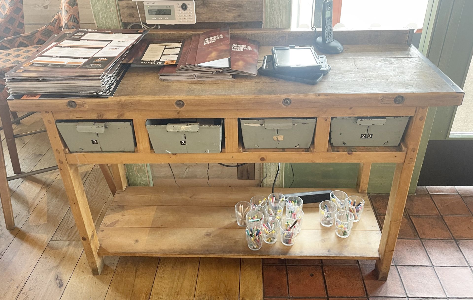 1 x Rustic Wood Console Server Unit With Undershelf and Four Vintage Style Draws - Dimensions: H x W - Image 7 of 7