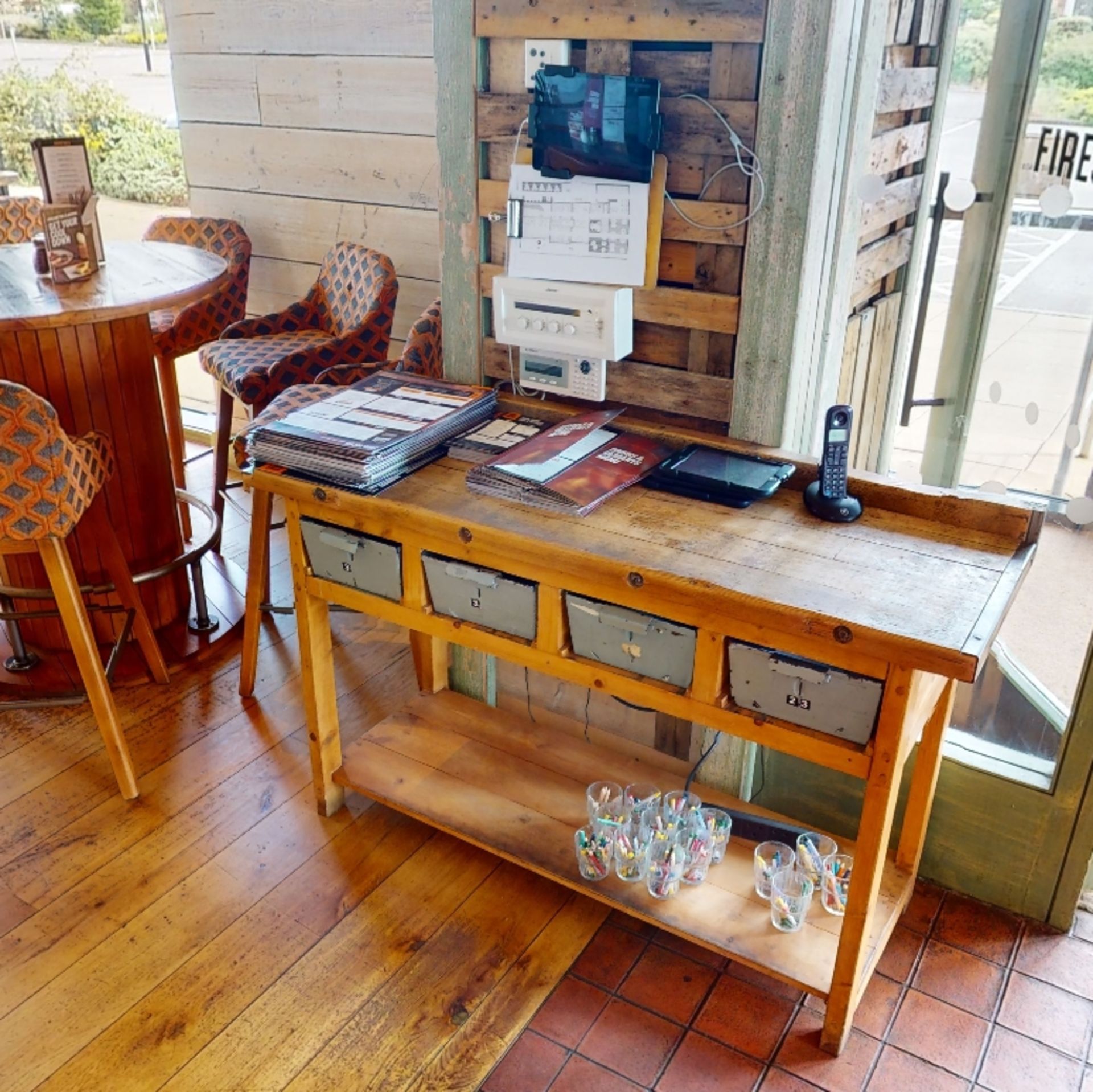 1 x Rustic Wood Console Server Unit With Undershelf and Four Vintage Style Draws - Dimensions: H x W - Image 3 of 7