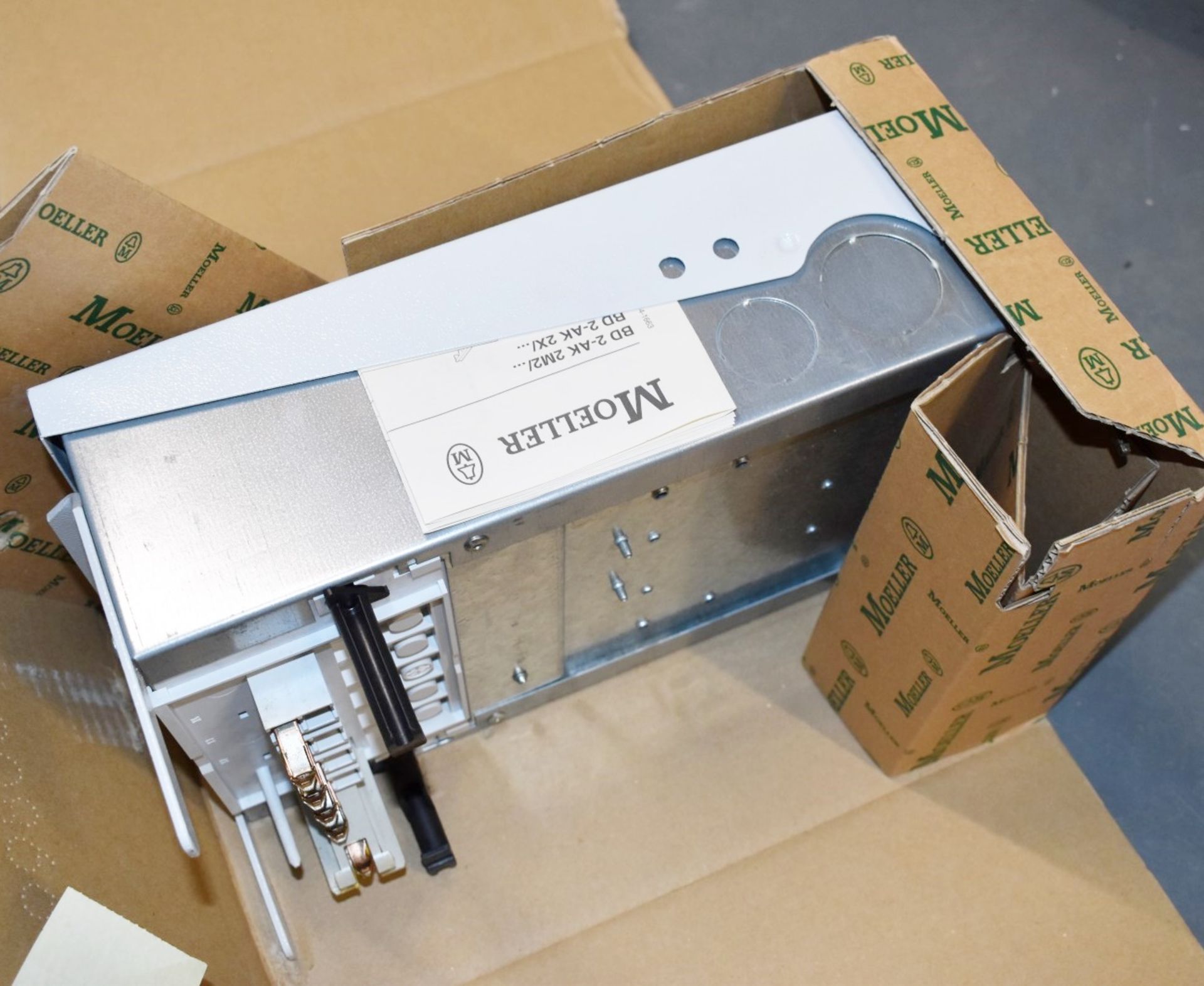 1 x Moeller Tap Off Unit For Busway Trunk - 25A BD2-AK2X/S27 - Unused in Original Box - Image 3 of 4