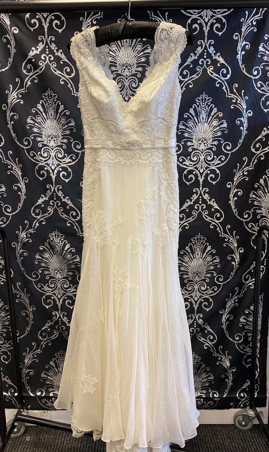 1 x LUSAN MANDONGUS 'Phya' Elegant Lace And Chiffon Fishtail Designer Wedding Dress RRP £2,230 UK8 - Image 5 of 11