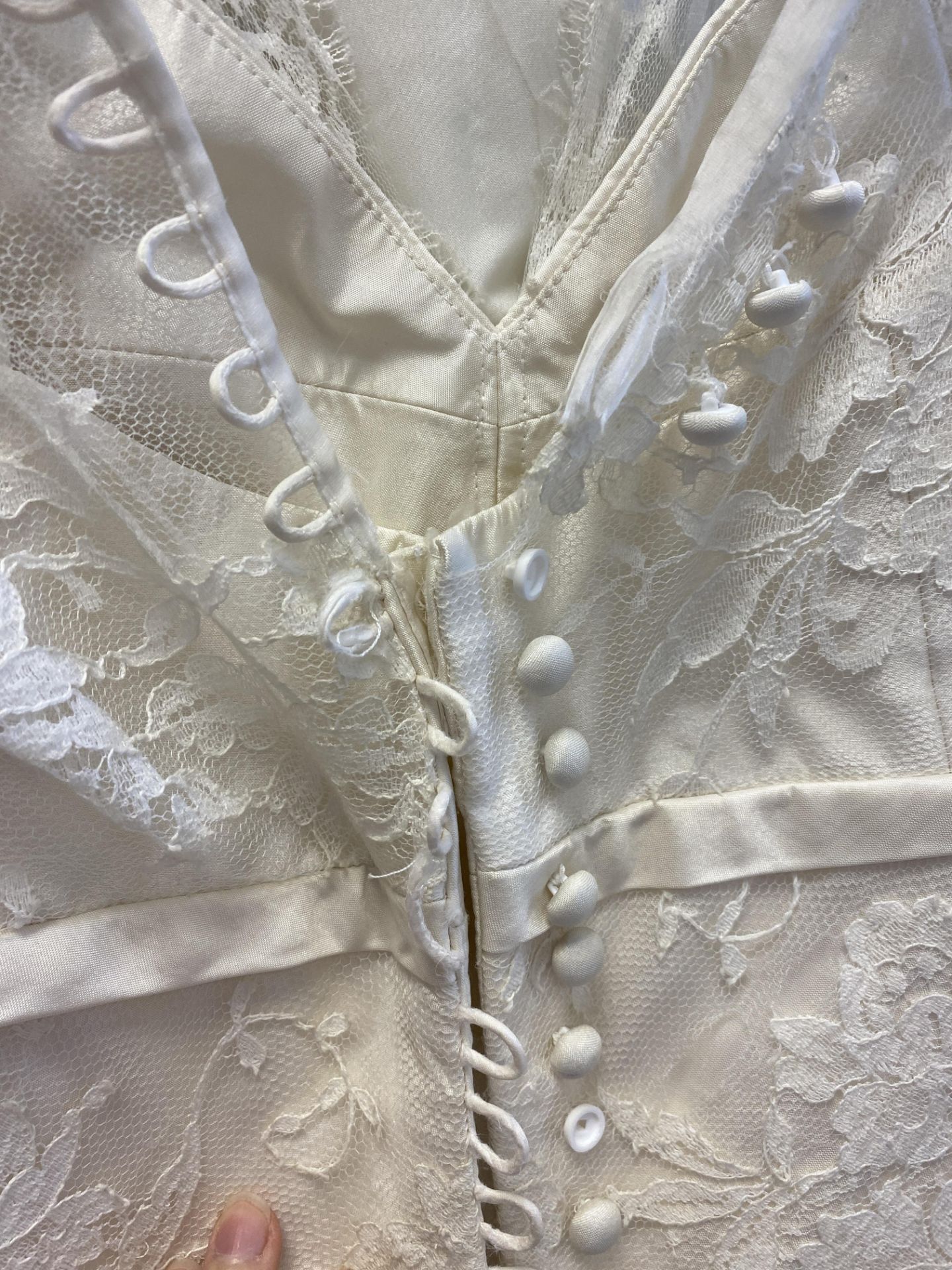 1 x ALAN HANNAH 'Estelle' Elegant Lace And Satin Fishtail Designer Wedding Dress RRP £1,200 UK 12 - Image 3 of 10