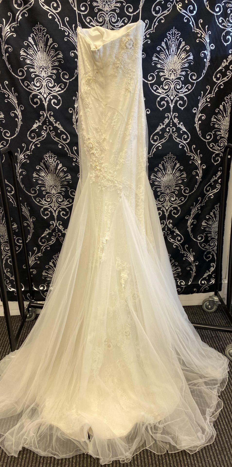 1 x LUSAN MANDONGUS Elegant Strapless Lace & Chiffon Fishtail Designer Wedding Dress RRP £1,950 UK12 - Image 4 of 9
