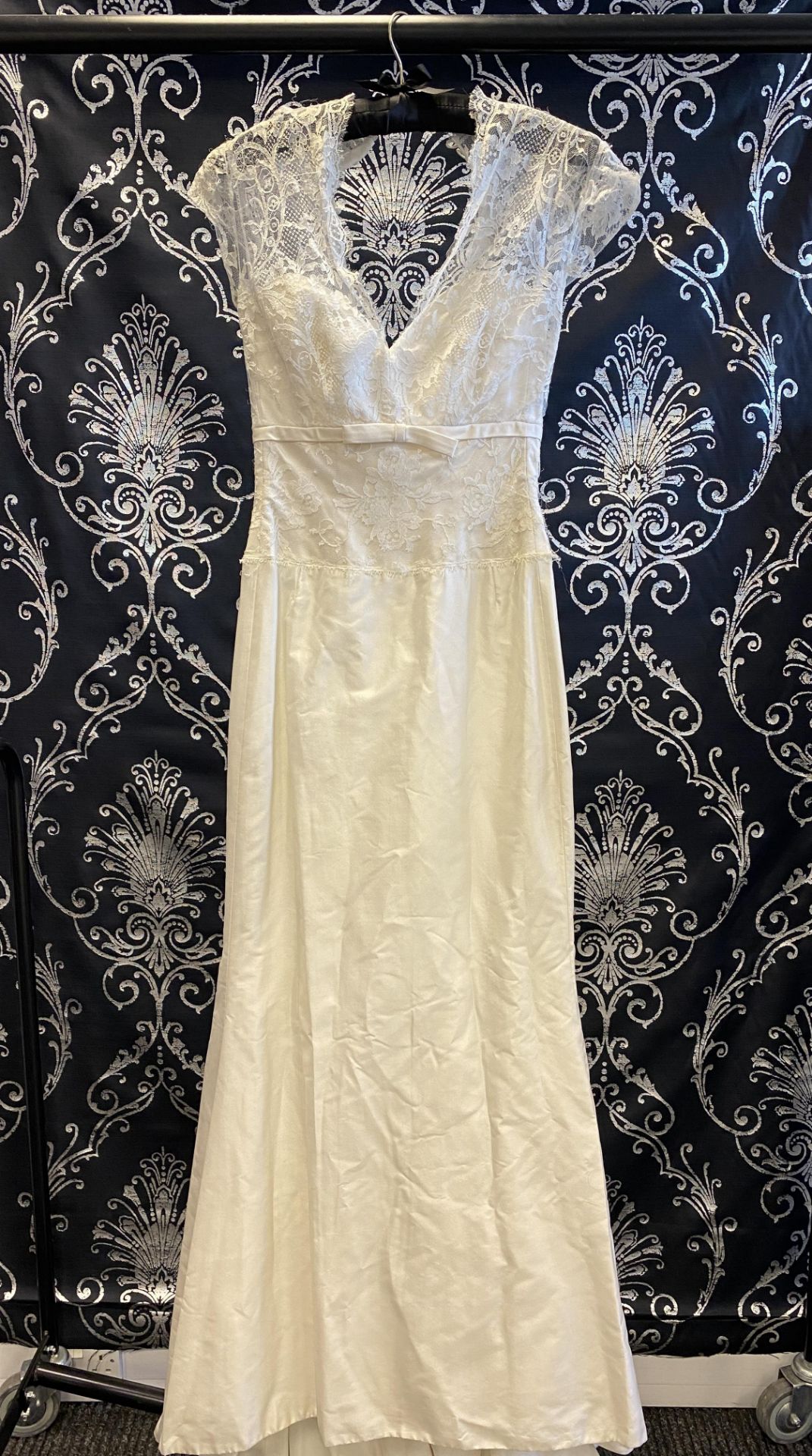 1 x ALAN HANNAH 'Estelle' Elegant Lace And Satin Fishtail Designer Wedding Dress RRP £1,200 UK 12 - Image 5 of 10