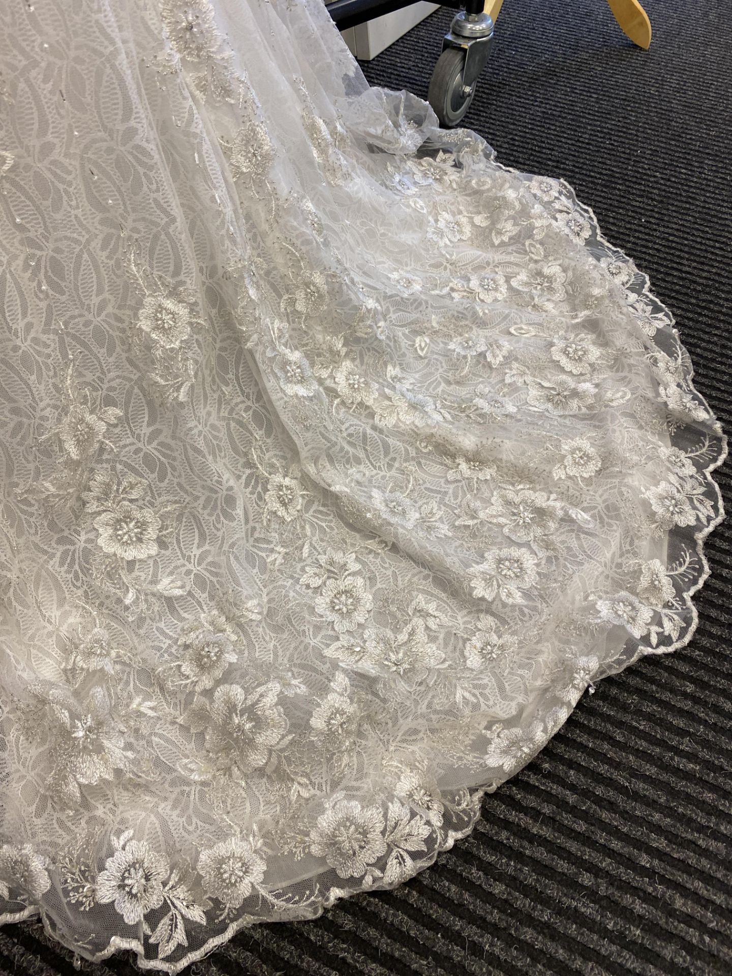 1 x LUSAN MANDONGUS 'Anastasia' Stunning Lace And Embroidered Designer Wedding Dress RRP £1,850 UK12 - Image 10 of 10