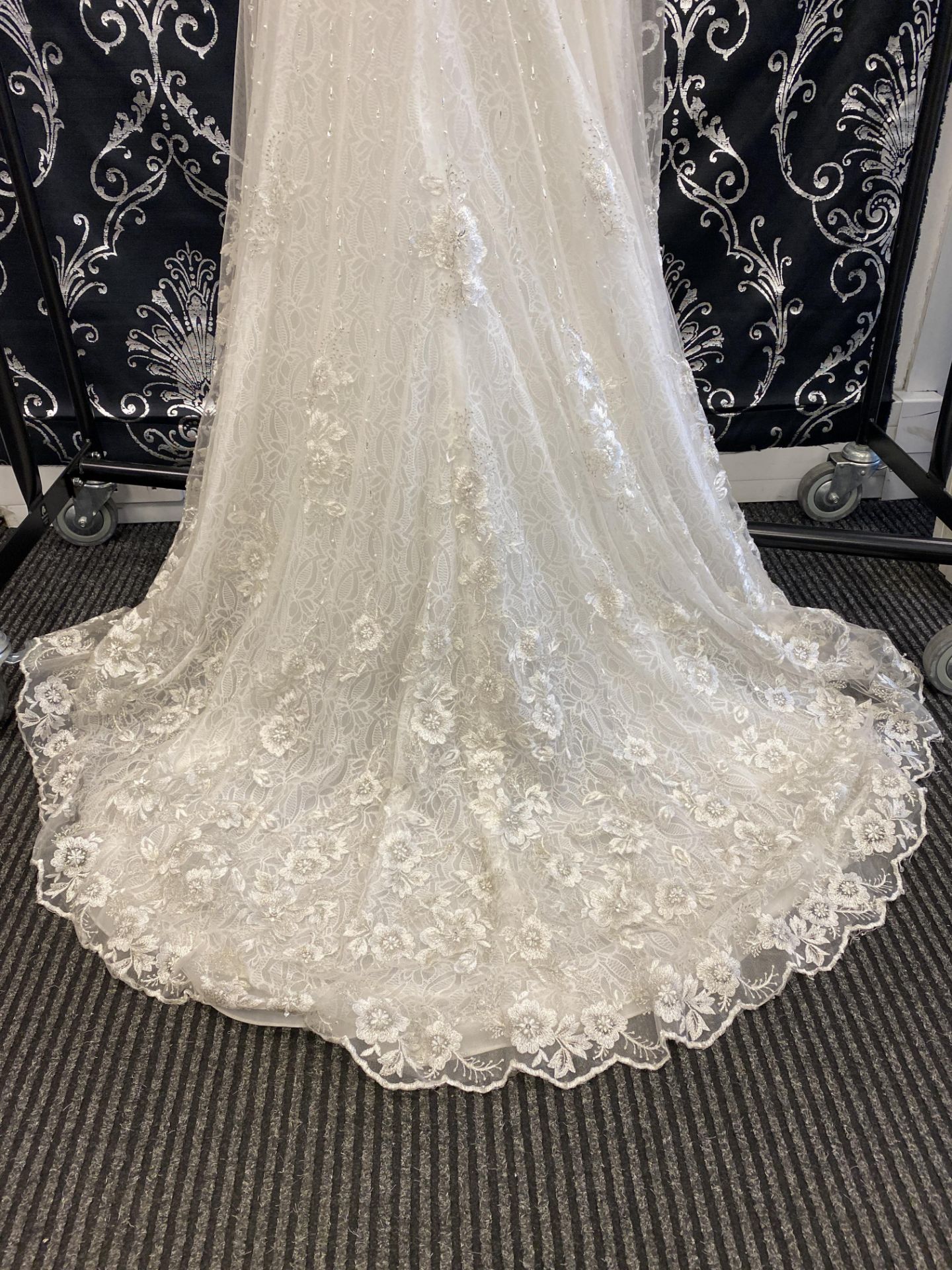 1 x LUSAN MANDONGUS 'Anastasia' Stunning Lace And Embroidered Designer Wedding Dress RRP £1,850 UK12 - Image 2 of 10