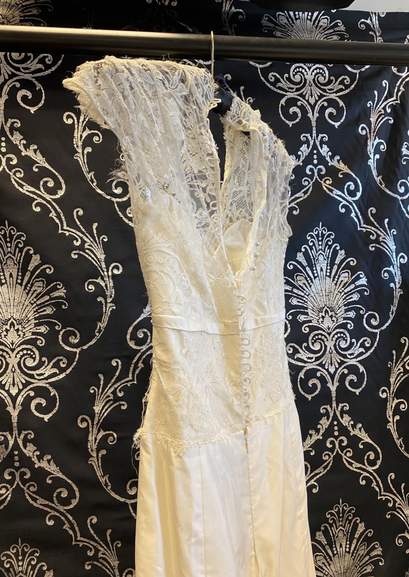 1 x ALAN HANNAH 'Estelle' Elegant Lace And Satin Fishtail Designer Wedding Dress RRP £1,200 UK 12 - Image 6 of 10