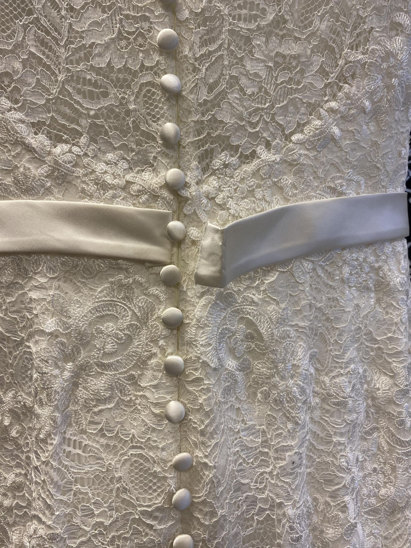 1 x LUSAN MANDONGUS 'Verity' Flattering Lace Mermaid Style Designer Wedding Dress RRP £1,500 UK12 - Image 4 of 10