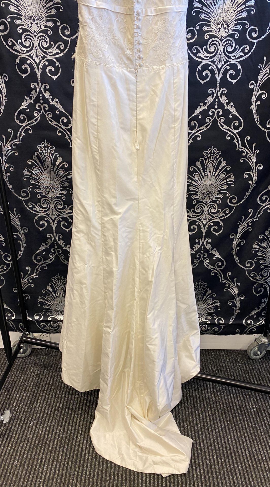 1 x ALAN HANNAH 'Estelle' Elegant Lace And Satin Fishtail Designer Wedding Dress RRP £1,200 UK 12 - Image 2 of 10
