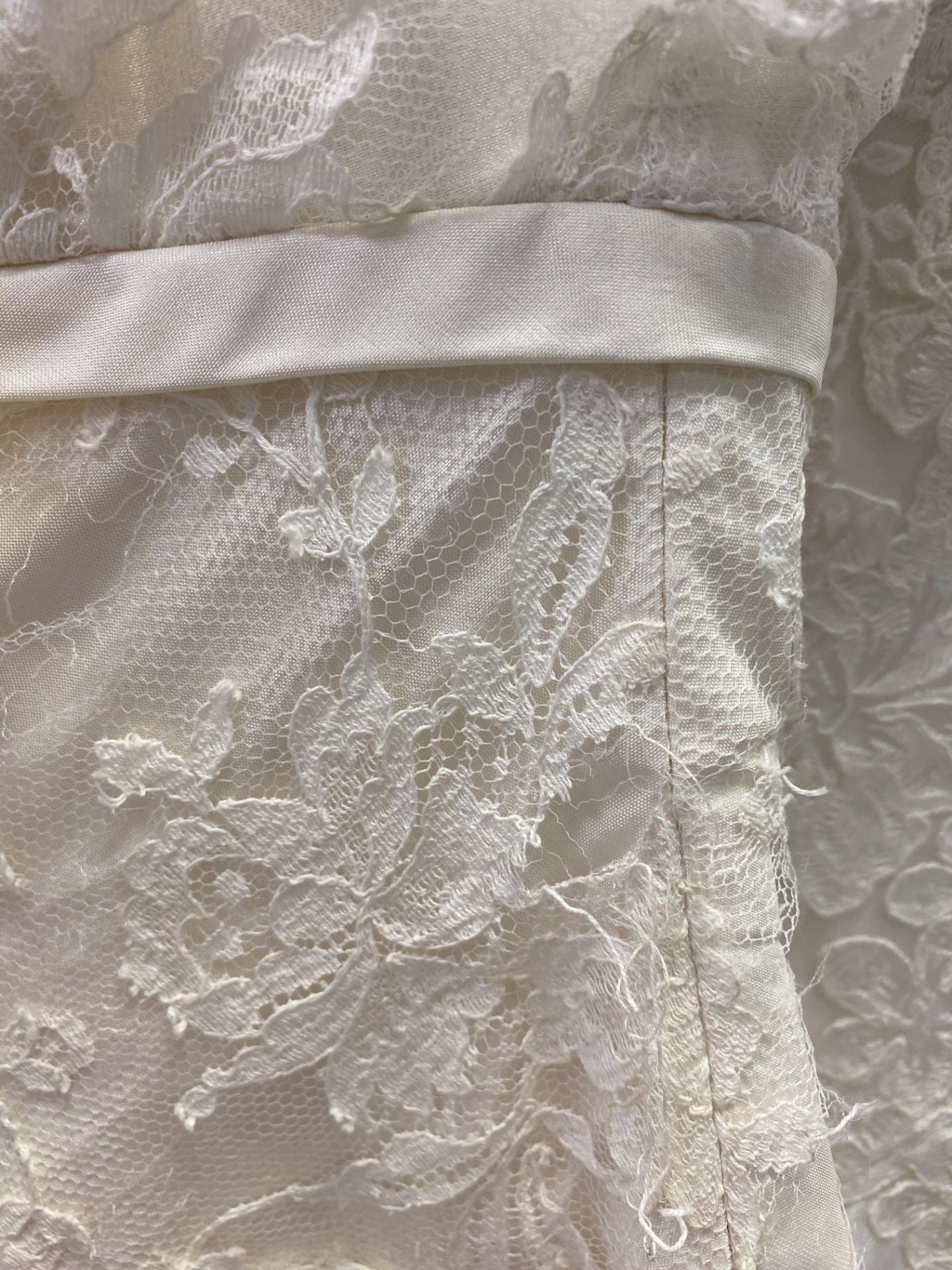 1 x ALAN HANNAH 'Estelle' Elegant Lace And Satin Fishtail Designer Wedding Dress RRP £1,200 UK 12 - Image 9 of 10