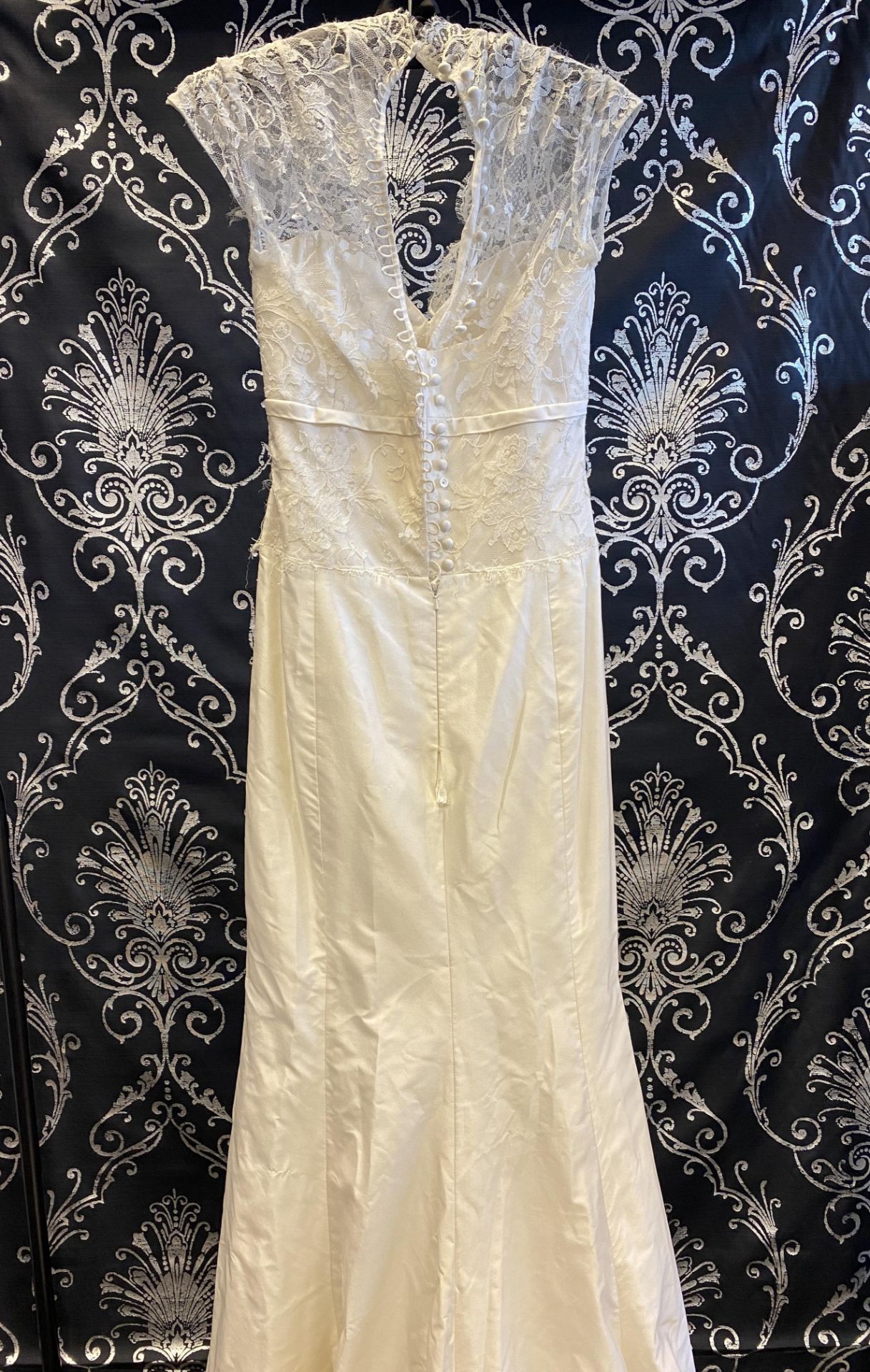 1 x ALAN HANNAH 'Estelle' Elegant Lace And Satin Fishtail Designer Wedding Dress RRP £1,200 UK 12 - Image 8 of 10