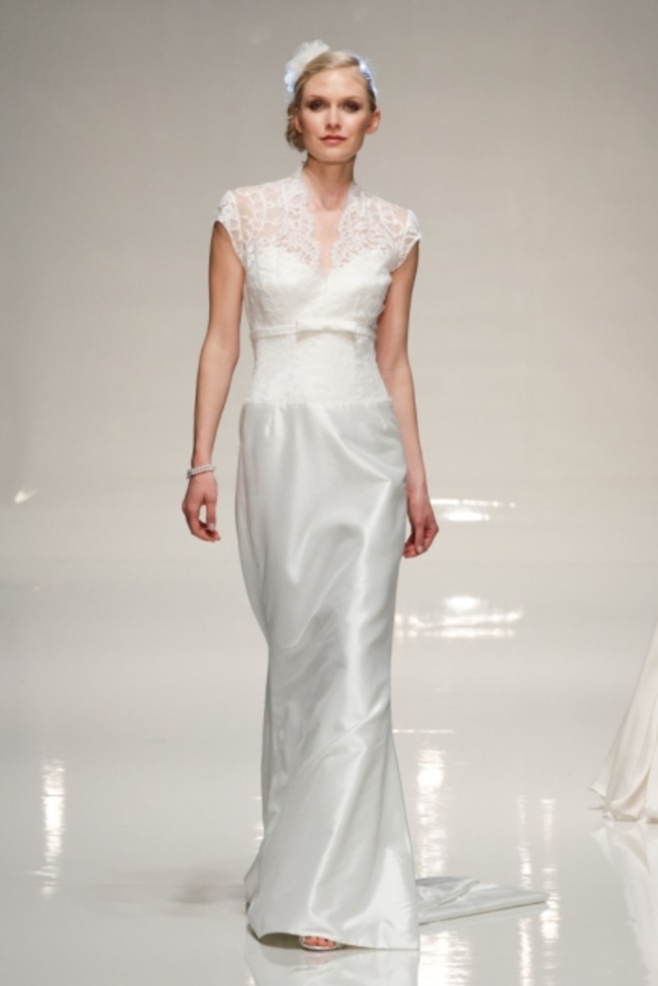 1 x ALAN HANNAH 'Estelle' Elegant Lace And Satin Fishtail Designer Wedding Dress RRP £1,200 UK 12 - Image 10 of 10
