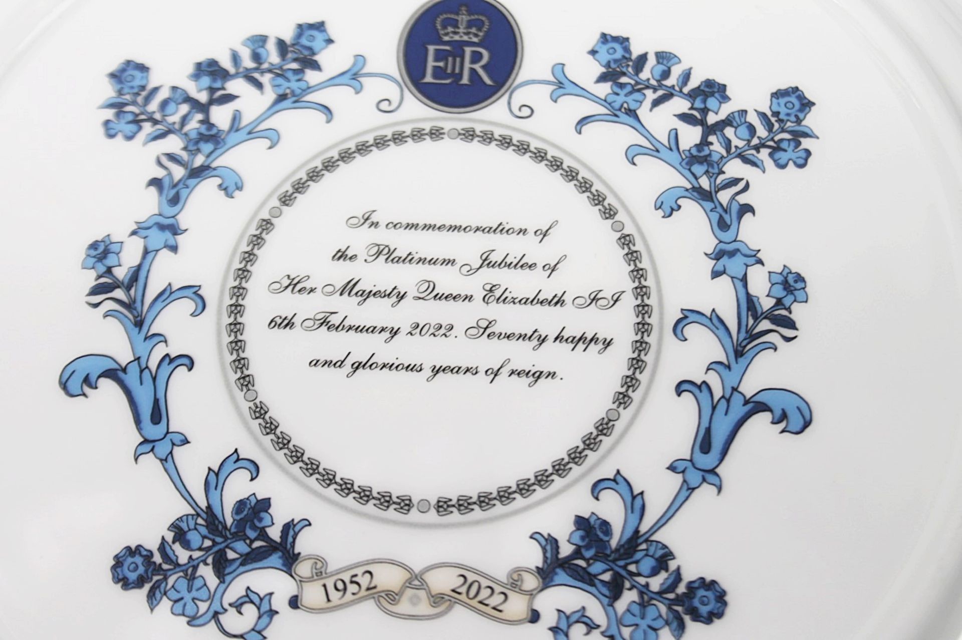 1 x HALCYON DAYS Bone China Platinum Jubilee Presentation Plate (26cm) - Original Price £150.00 - Image 3 of 9