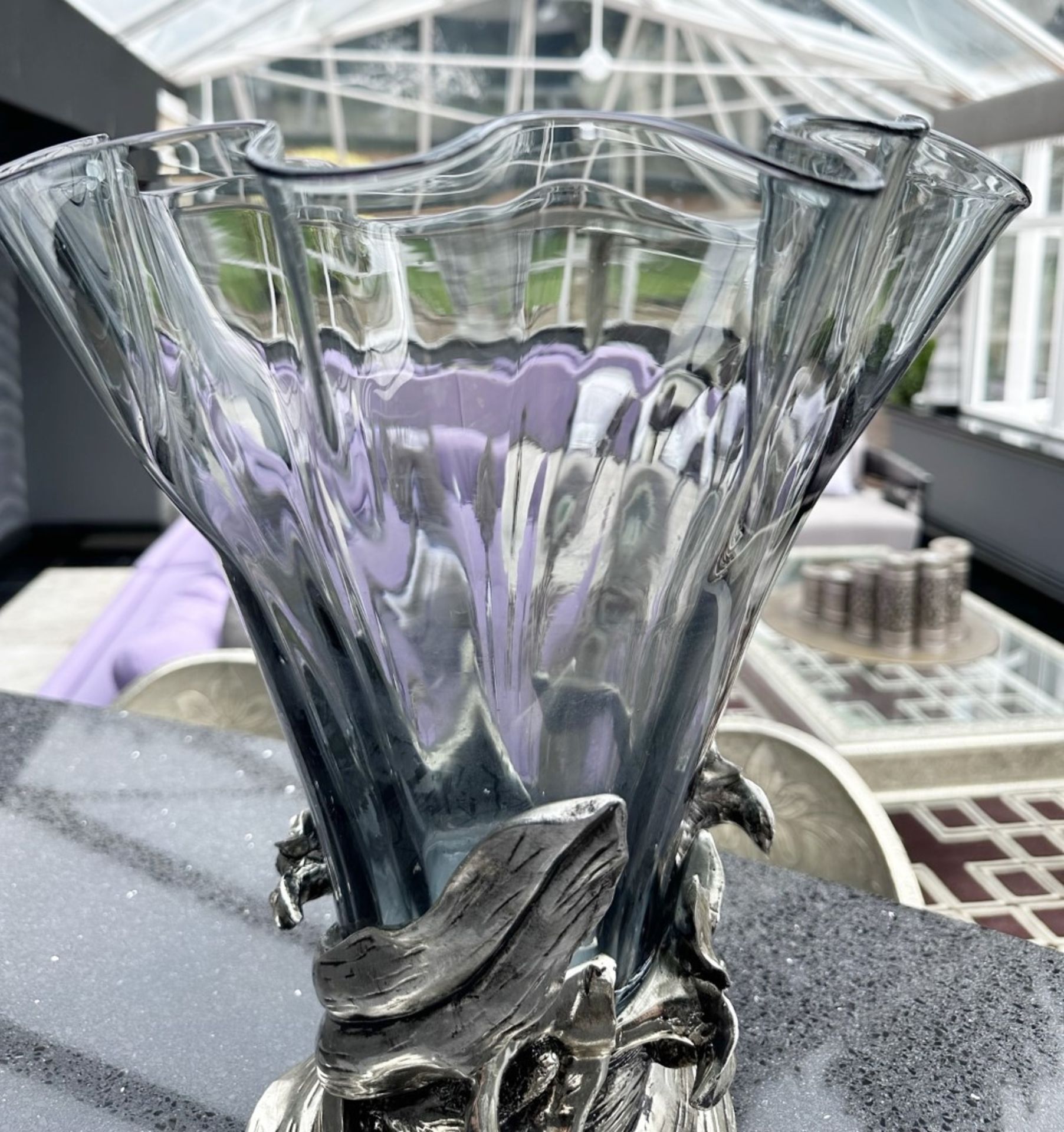 1 x Crystal Glass Vase With Floral Design Metal Base - Image 4 of 6